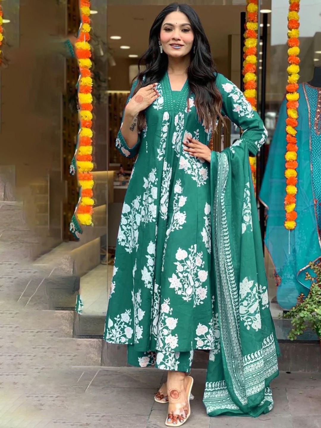 ARANGETRAM Women Floral Printed Regular Sequinned Kurta with Trousers & With Dupatta, Sea green
ARANGETRAM Women Floral Printed Regular Sequinned Kurta with Trousers & With Dupatta, Sea green