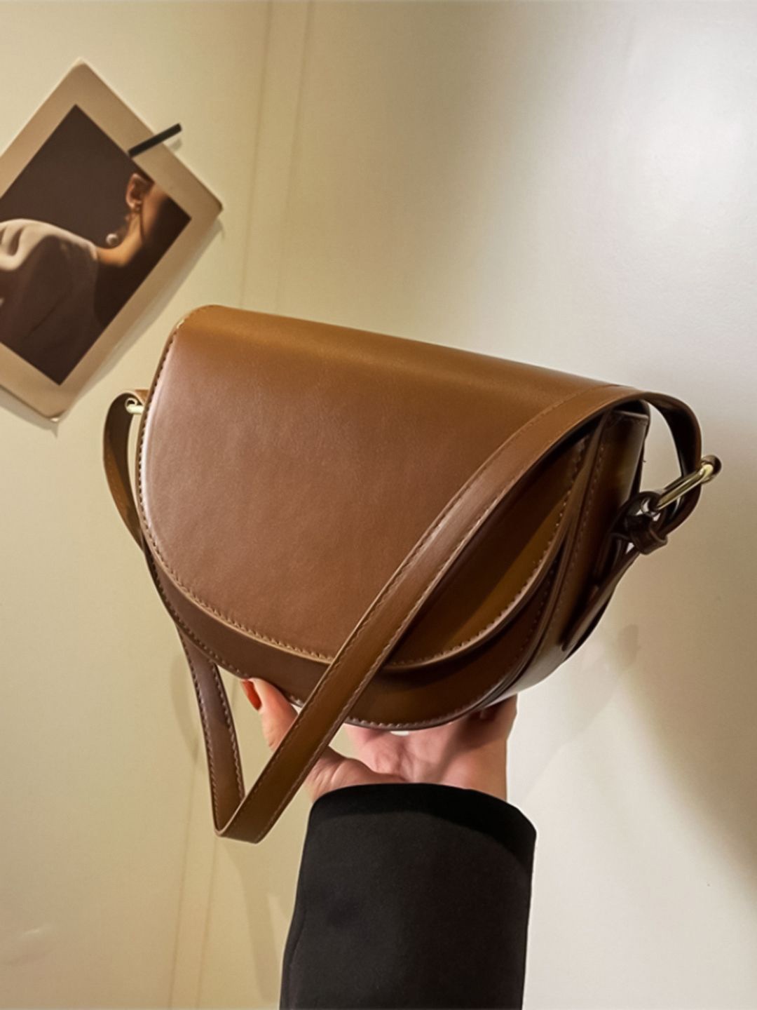 HAUTE SAUCE by Campus Sutra Leather Oversized Structured Sling Bag with Applique, Brown
HAUTE SAUCE by Campus Sutra Leather Oversized Structured Sling Bag with Applique, Brown