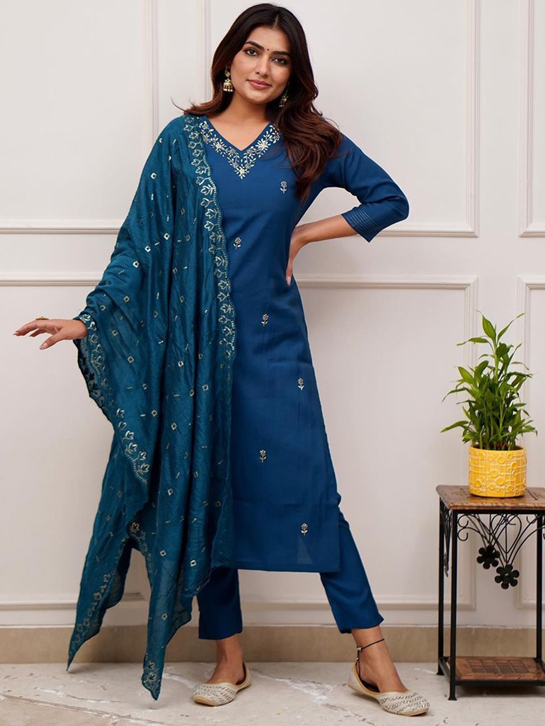 Bhavyam Women Ethnic Motifs Embroidered Regular Sequinned Chanderi Silk Kurta with Trousers & With Dupatta, Blue
Bhavyam Women Ethnic Motifs Embroidered Regular Sequinned Chanderi Silk Kurta with Trousers & With Dupatta, Blue