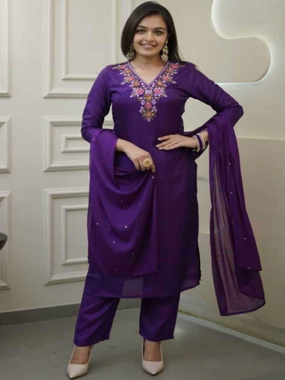 DIVASTRI Women Floral Embroidered Regular Kurta with Trousers & With Dupatta, Purple
DIVASTRI Women Floral Embroidered Regular Kurta with Trousers & With Dupatta, Purple