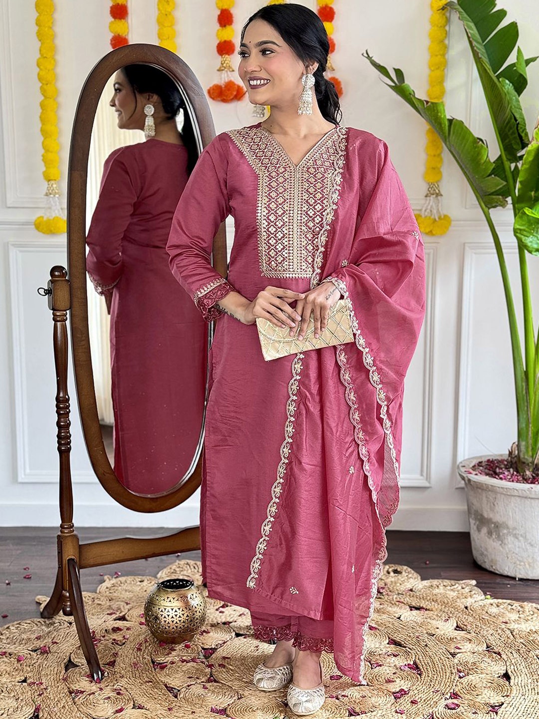 Fab Dadu Women Ethnic Motifs Embroidered Regular Sequinned Chanderi Silk Kurta with Trousers & With Dupatta, Rose gold
Fab Dadu Women Ethnic Motifs Embroidered Regular Sequinned Chanderi Silk Kurta with Trousers & With Dupatta, Rose gold