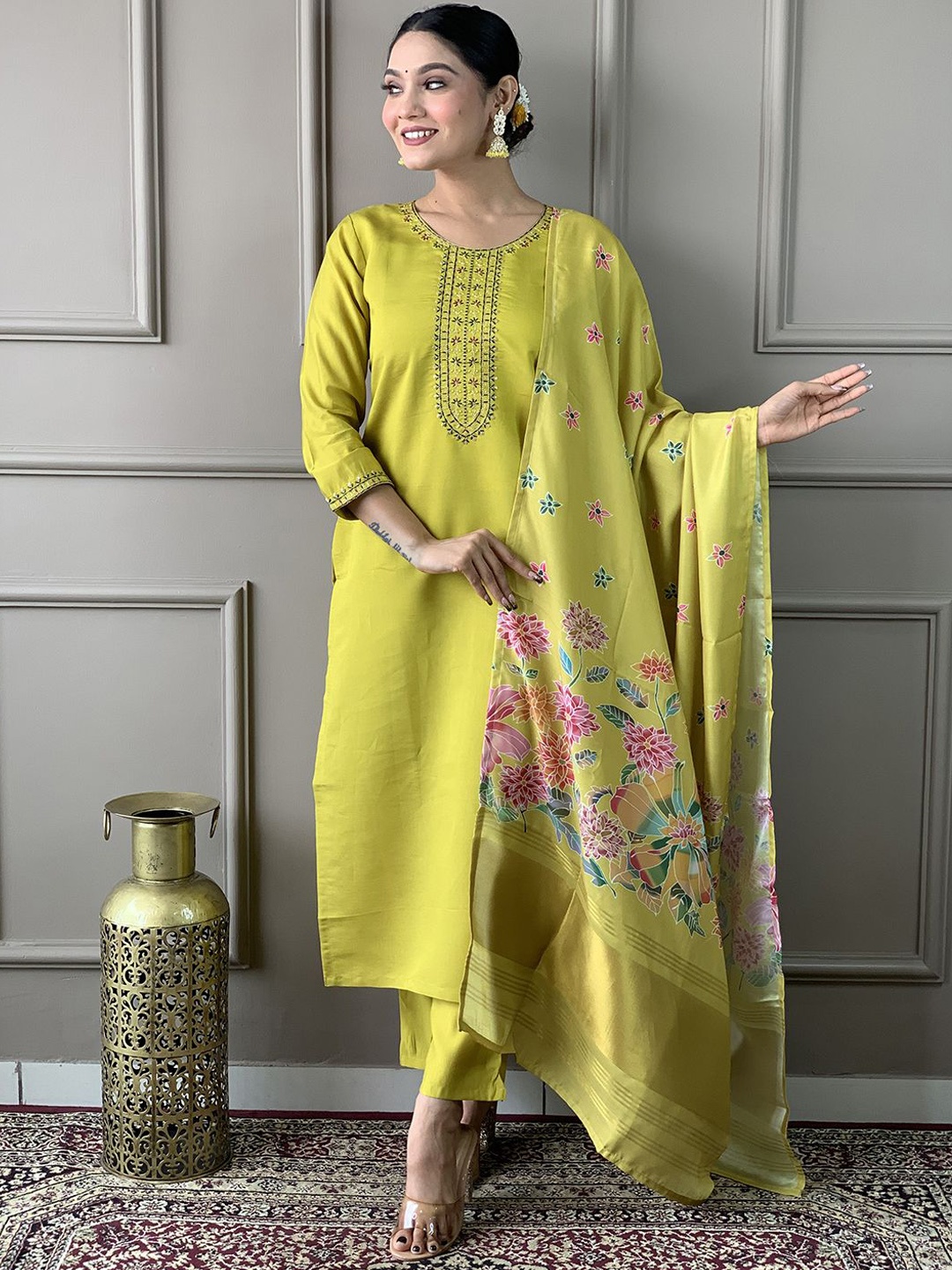 KALINI Women Floral Embroidered Regular Thread Work Chanderi Silk Kurta with Trousers & With Dupatta, Yellow
KALINI Women Floral Embroidered Regular Thread Work Chanderi Silk Kurta with Trousers & With Dupatta, Yellow