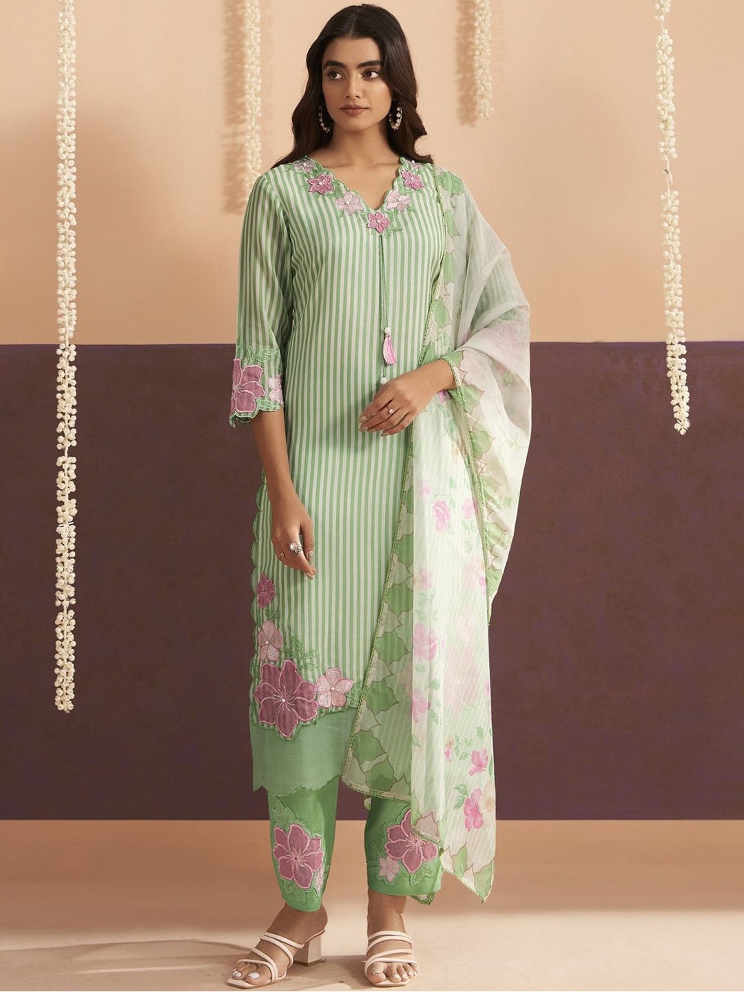 AUTUMN LANE Women Floral Embroidered Regular Thread Work Pure Cotton Kurta with Trousers & With Dupatta, Green
AUTUMN LANE Women Floral Embroidered Regular Thread Work Pure Cotton Kurta with Trousers & With Dupatta, Green