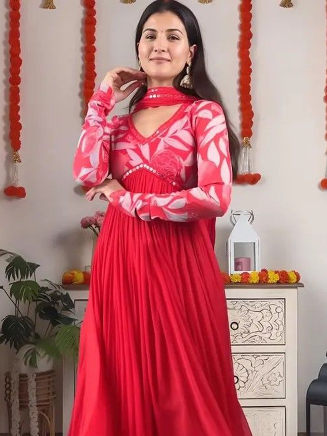 VAAZI CREATOR Women Floral Embroidered Regular Mirror Work Kurti with Trousers & With Dupatta, Red
VAAZI CREATOR Women Floral Embroidered Regular Mirror Work Kurti with Trousers & With Dupatta, Red