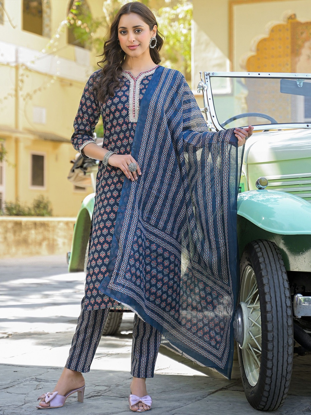 DIVASTRI Women Ethnic Motifs Printed Regular Kurta with Trousers & With Dupatta, Blue
DIVASTRI Women Ethnic Motifs Printed Regular Kurta with Trousers & With Dupatta, Blue