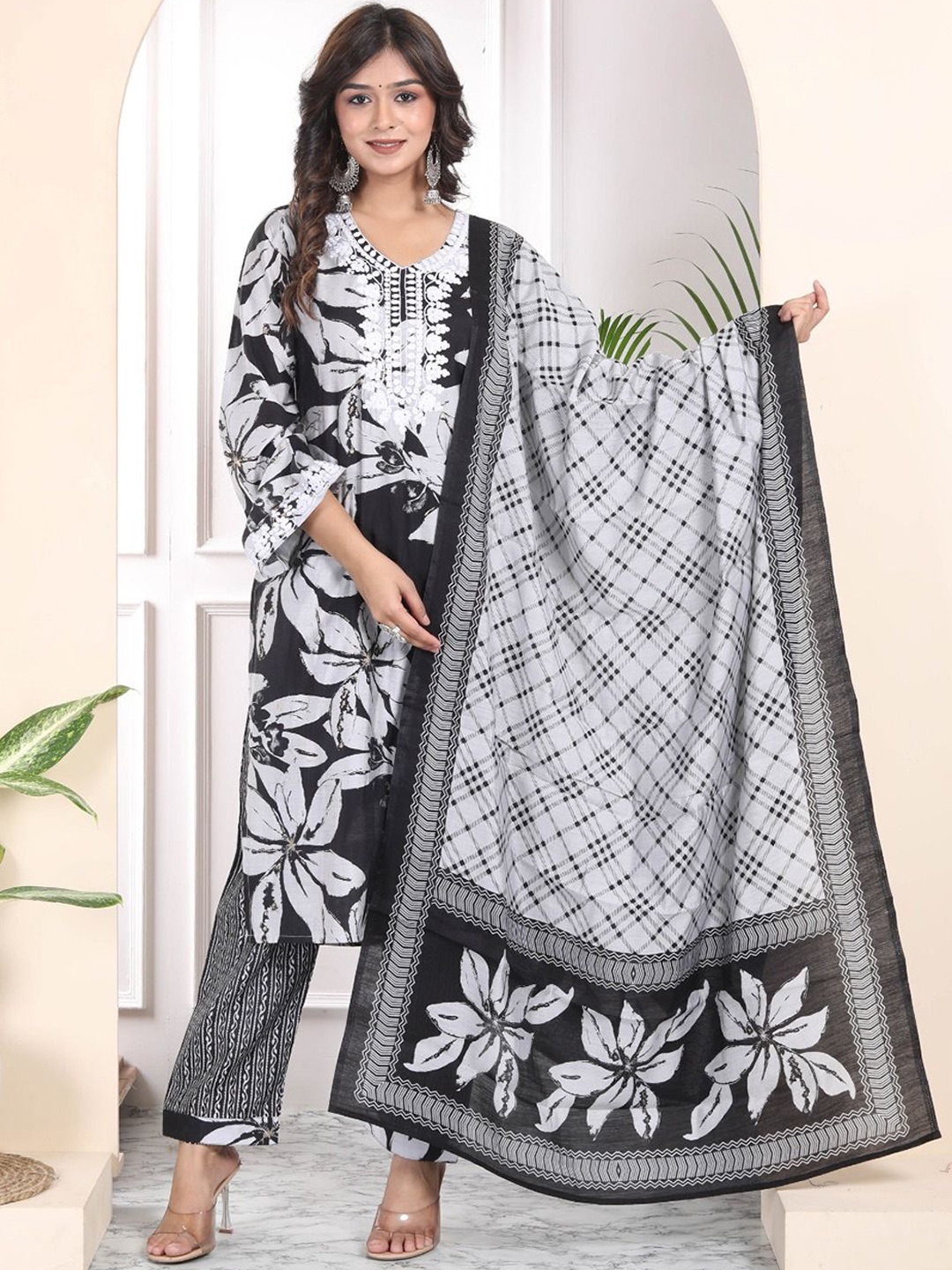 h4u Women Floral Embroidered Regular Thread Work Chanderi Silk Kurta with Trousers & With Dupatta, Black
h4u Women Floral Embroidered Regular Thread Work Chanderi Silk Kurta with Trousers & With Dupatta, Black
