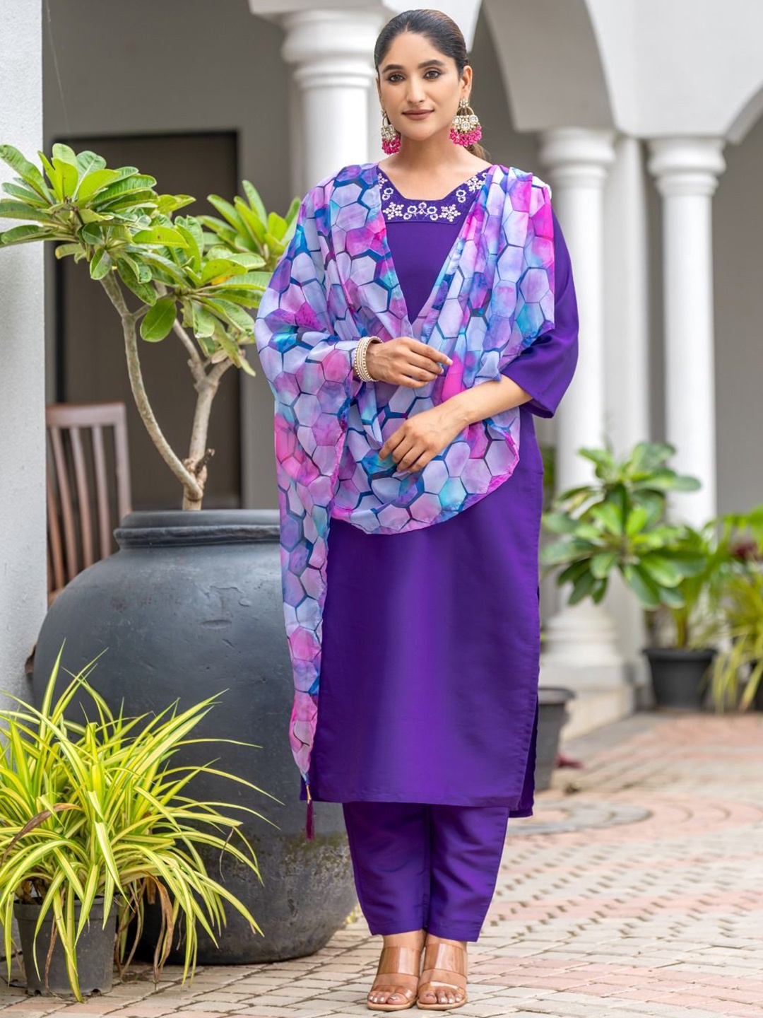Fab Dadu Women Floral Embroidered Regular Thread Work Raw Silk Kurta with Trousers & With Dupatta, Purple
Fab Dadu Women Floral Embroidered Regular Thread Work Raw Silk Kurta with Trousers & With Dupatta, Purple
