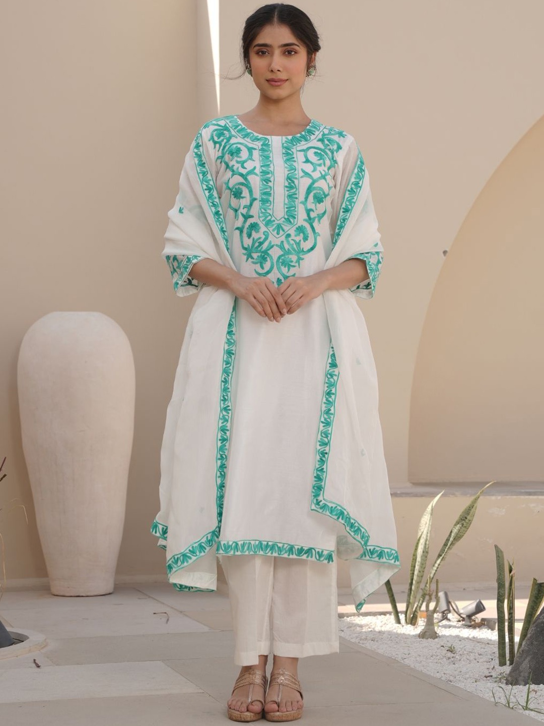 OneWe Women Ethnic Motifs Embroidered Regular Aari Work Chanderi Silk Kurta with Trousers & With Dupatta, White
OneWe Women Ethnic Motifs Embroidered Regular Aari Work Chanderi Silk Kurta with Trousers & With Dupatta, White