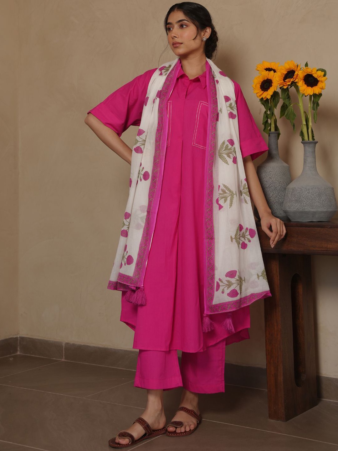 OneWe Women Floral Regular Thread Work Pure Cotton Kurta with Trousers & With Dupatta, Pink
OneWe Women Floral Regular Thread Work Pure Cotton Kurta with Trousers & With Dupatta, Pink