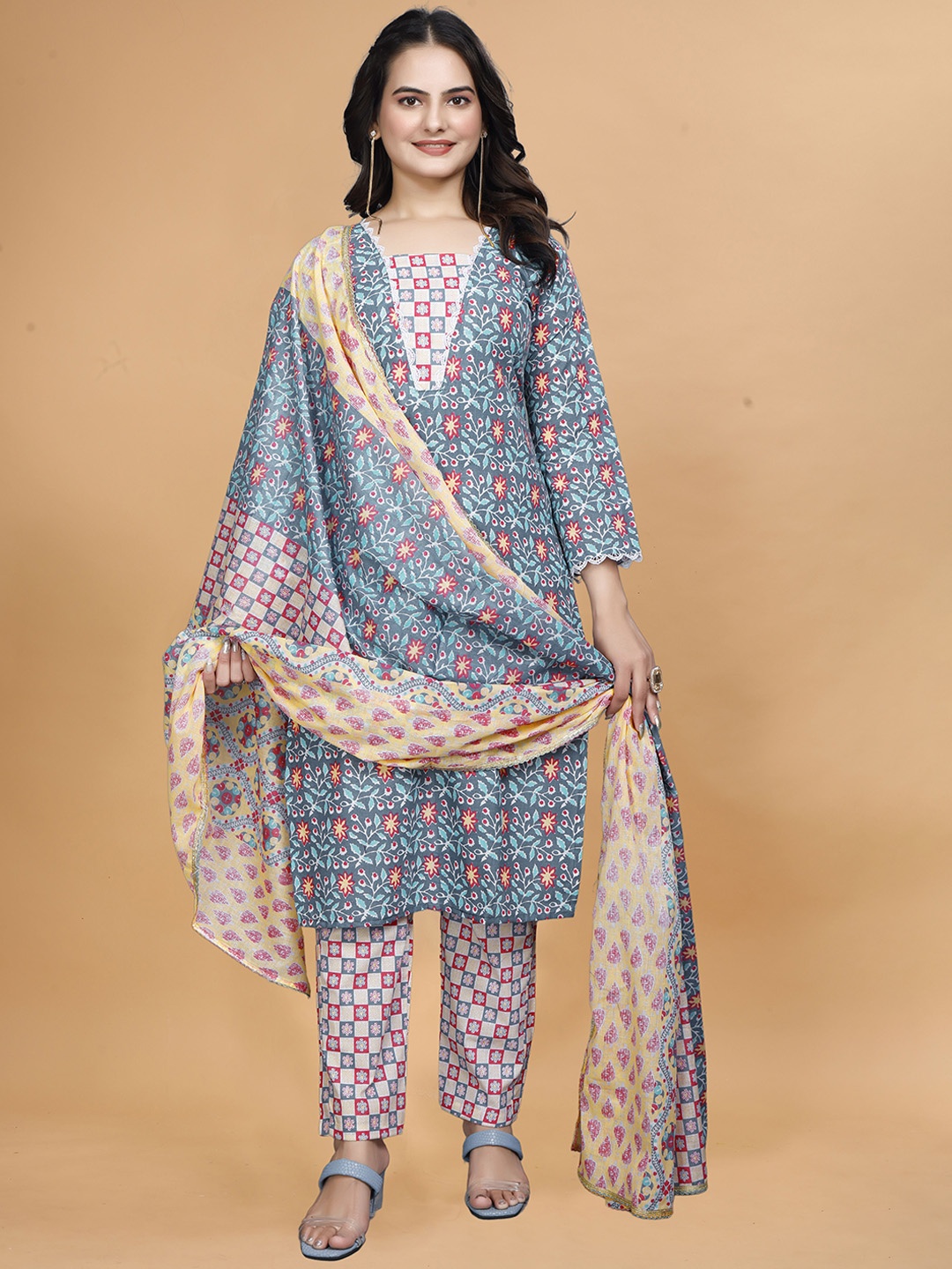 SANJANA SILK Women Floral Printed Regular Pure Cotton Kurta with Trousers & With Dupatta, Grey
SANJANA SILK Women Floral Printed Regular Pure Cotton Kurta with Trousers & With Dupatta, Grey