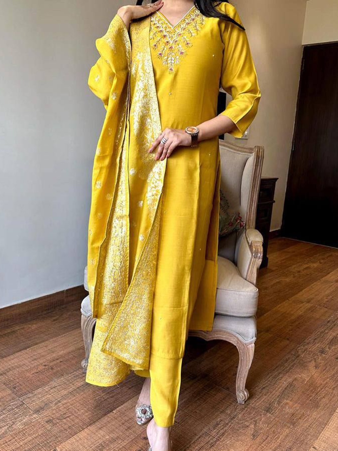 Bhavyam Women Ethnic Motifs Regular Thread Work Silk Kurta with Trousers & With Dupatta, Yellow
Bhavyam Women Ethnic Motifs Regular Thread Work Silk Kurta with Trousers & With Dupatta, Yellow