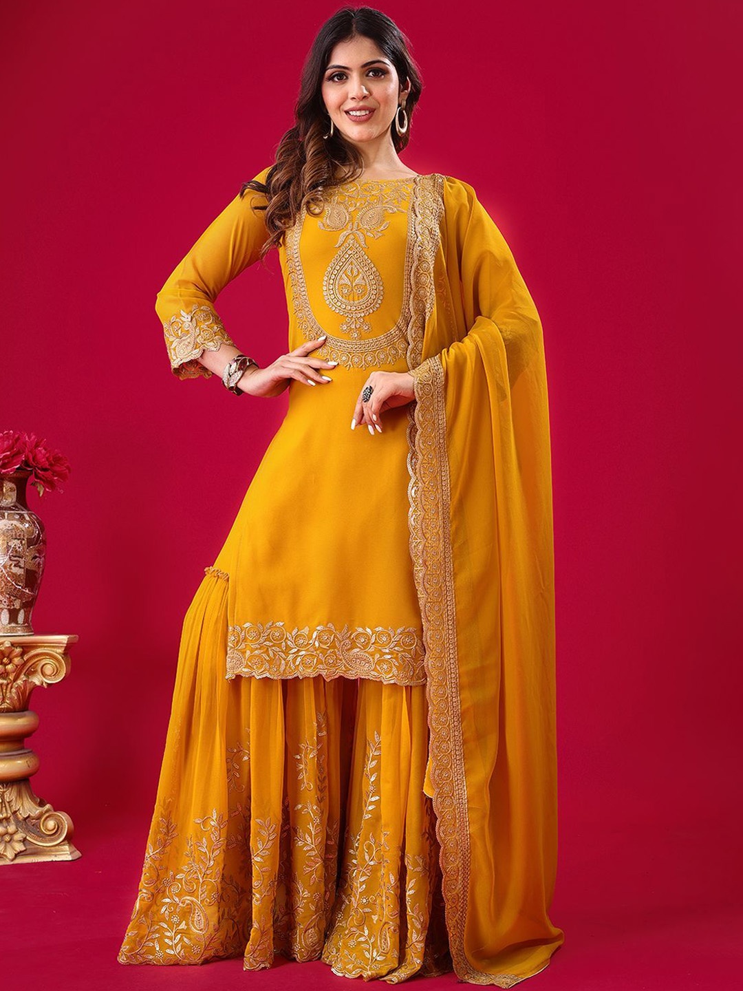 BHARODIYA ENTERPRISES Women Floral Embroidered Regular Sequinned Kurta with Sharara & With Dupatta, Yellow
BHARODIYA ENTERPRISES Women Floral Embroidered Regular Sequinned Kurta with Sharara & With Dupatta, Yellow