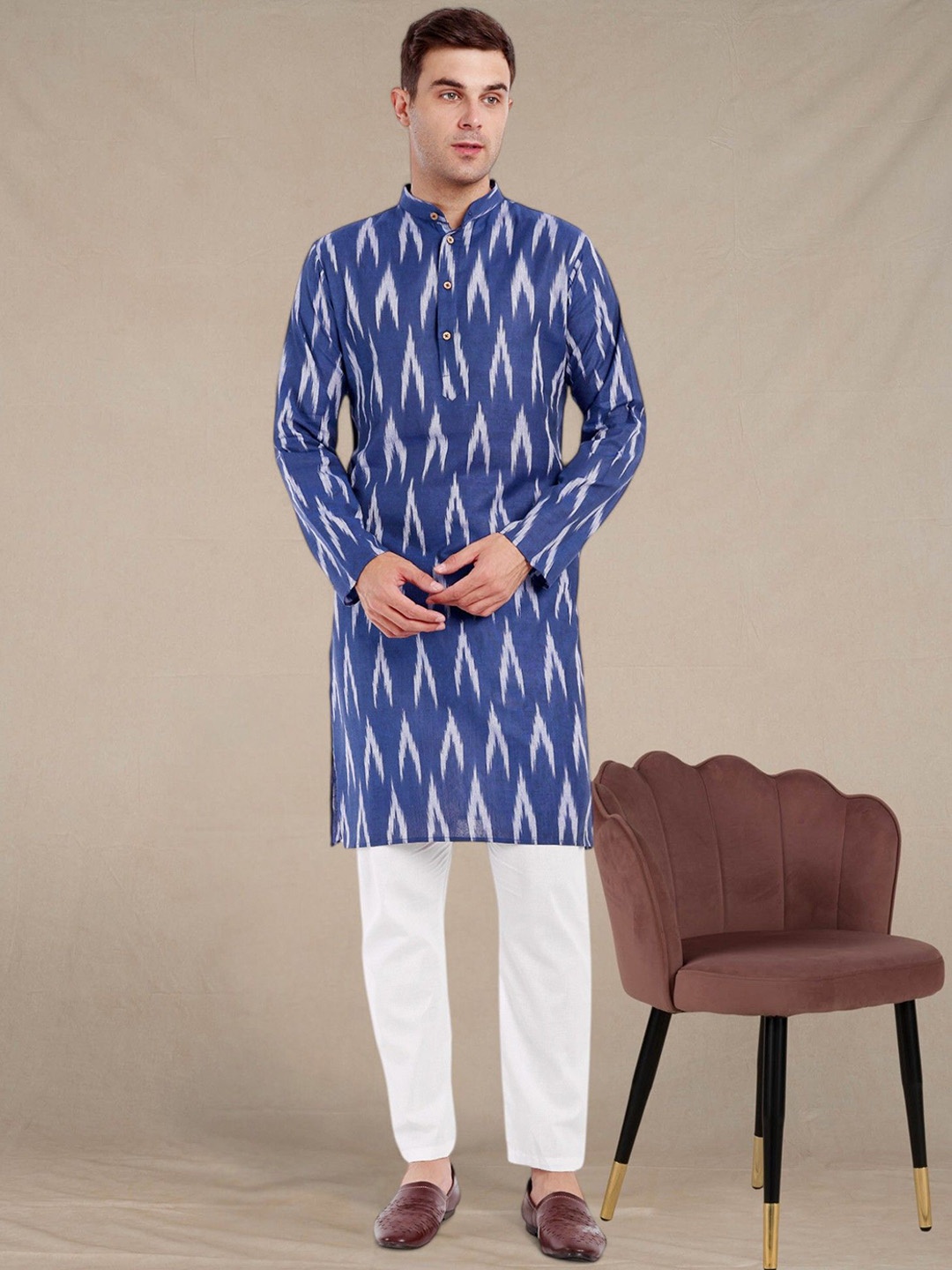 SKAVIJ Men Ethnic Motifs Printed Regular Pure Cotton Kurta with Pyjamas, Navy blue
SKAVIJ Men Ethnic Motifs Printed Regular Pure Cotton Kurta with Pyjamas, Navy blue