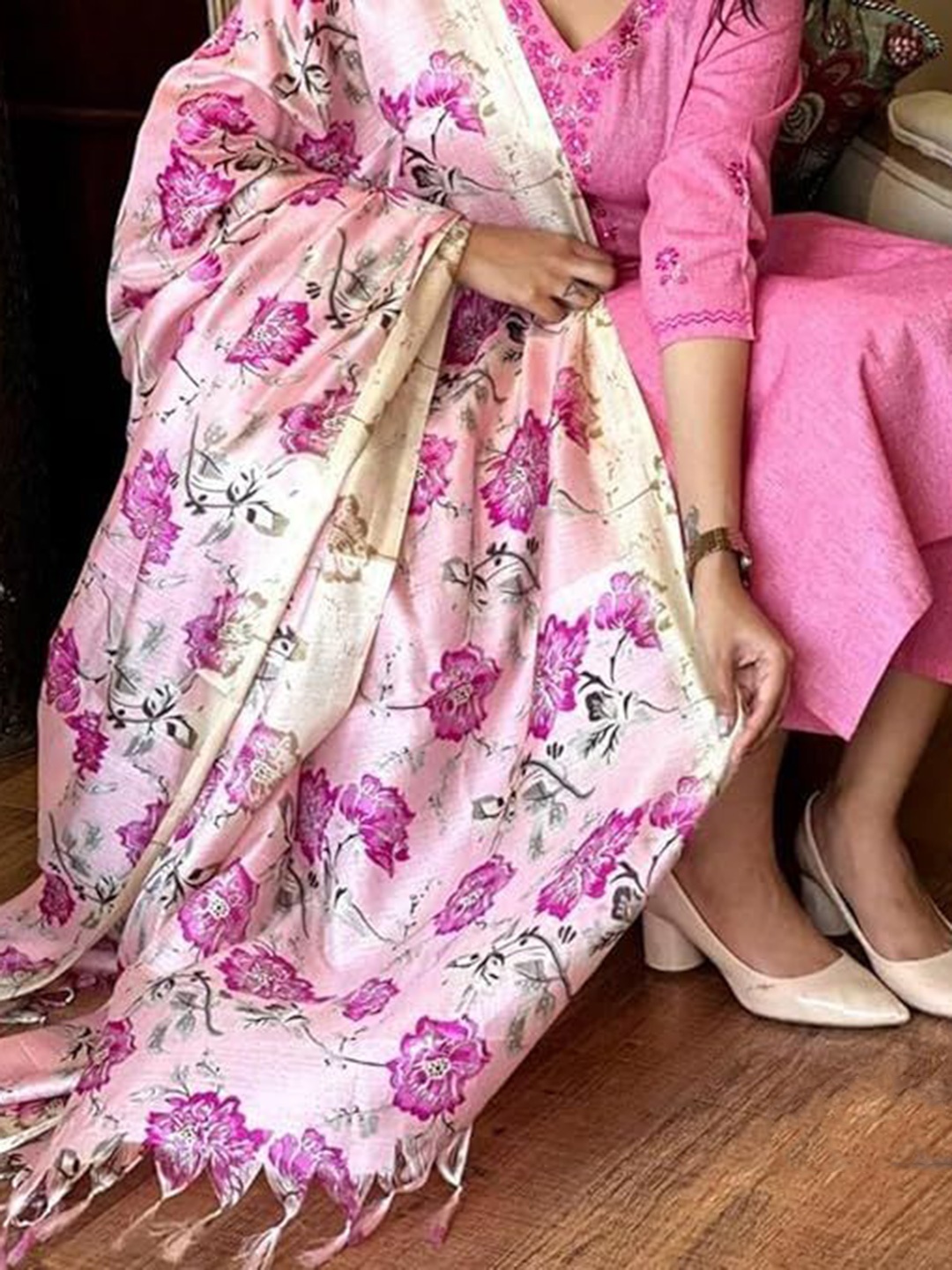 h4u Women Floral Embroidered Regular Thread Work Pure Cotton Kurta with Trousers & With Dupatta, Pink
h4u Women Floral Embroidered Regular Thread Work Pure Cotton Kurta with Trousers & With Dupatta, Pink