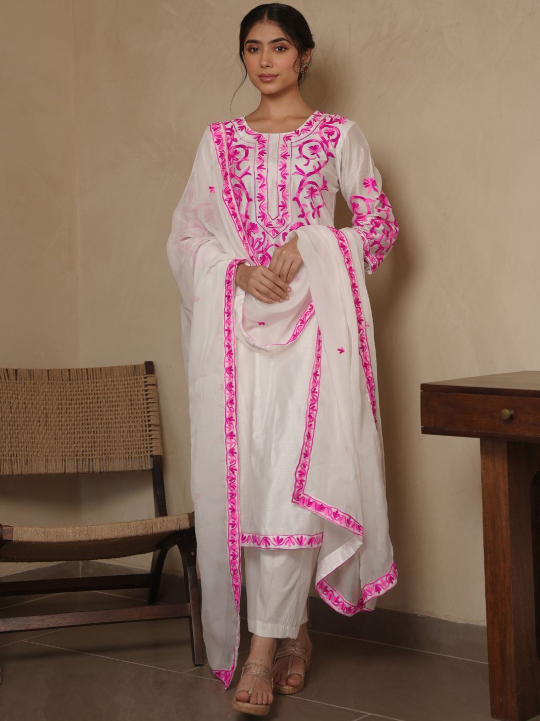 OneWe Women Ethnic Motifs Embroidered Regular Thread Work Chanderi Silk Kurta with Trousers & With Dupatta, White
OneWe Women Ethnic Motifs Embroidered Regular Thread Work Chanderi Silk Kurta with Trousers & With Dupatta, White