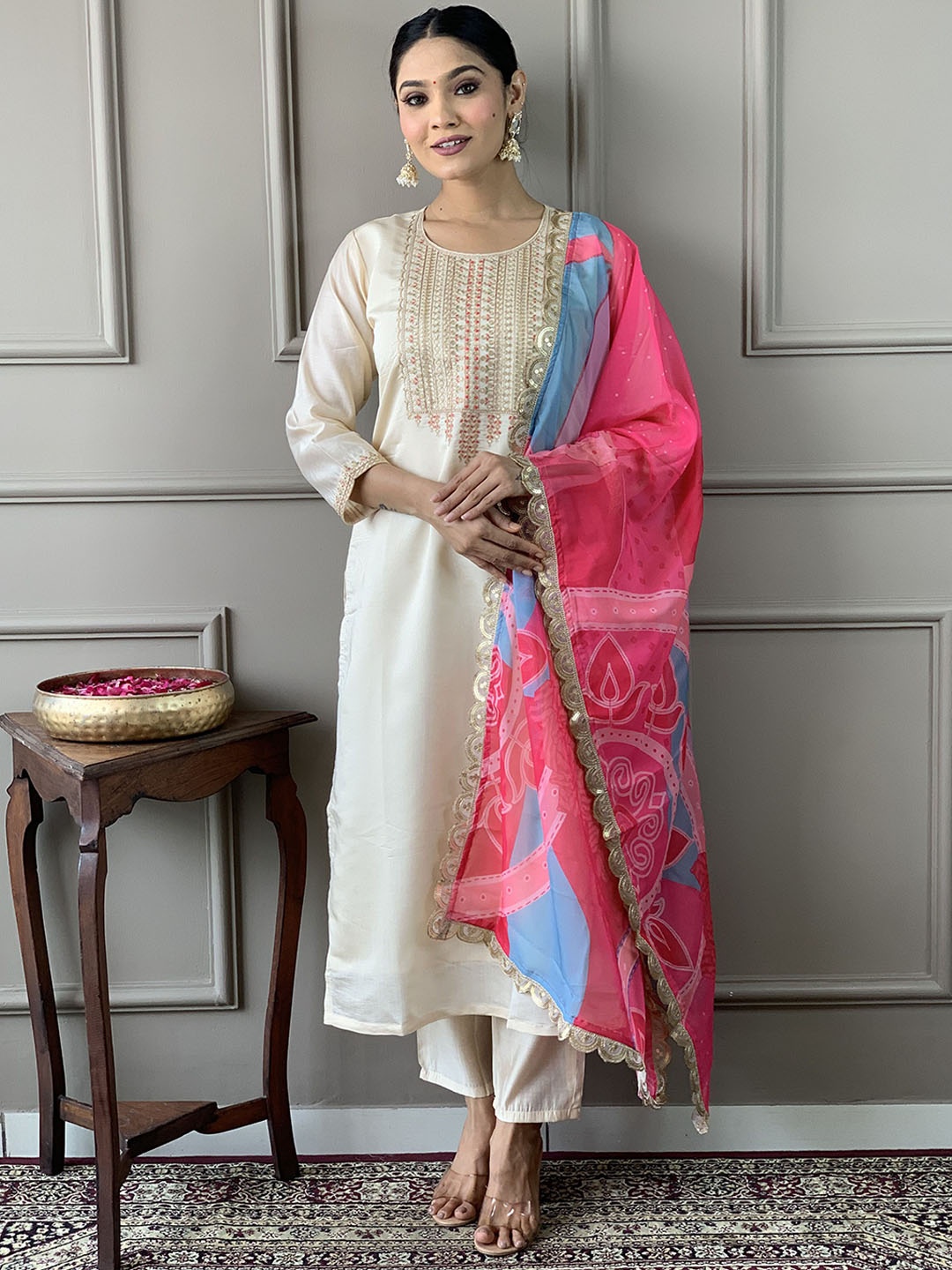 Bhavyam Women Ethnic Motifs Embroidered Regular Chanderi Silk Kurta with Trousers & With Dupatta, Cream
Bhavyam Women Ethnic Motifs Embroidered Regular Chanderi Silk Kurta with Trousers & With Dupatta, Cream