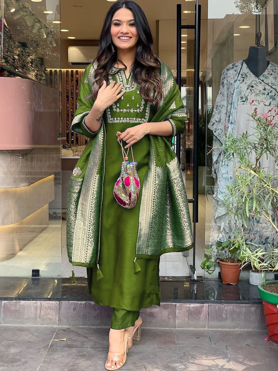 Bhavyam Women Ethnic Motifs Embroidered Regular Thread Work Kurta with Trousers & With Dupatta, Green
Bhavyam Women Ethnic Motifs Embroidered Regular Thread Work Kurta with Trousers & With Dupatta, Green