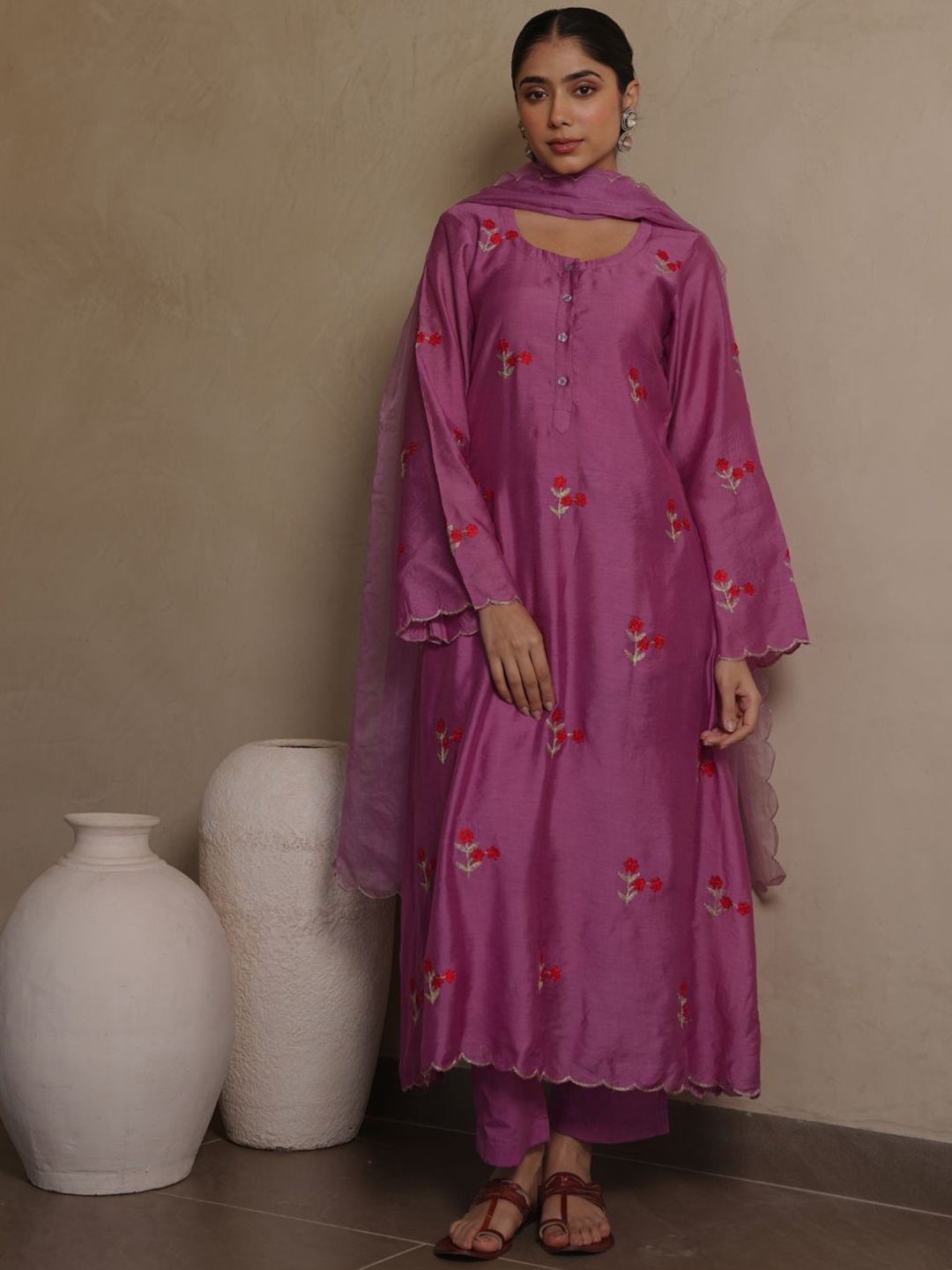 OneWe Women Floral Embroidered Regular Aari Work Chanderi Silk Kurta with Trousers & With Dupatta, Purple
OneWe Women Floral Embroidered Regular Aari Work Chanderi Silk Kurta with Trousers & With Dupatta, Purple