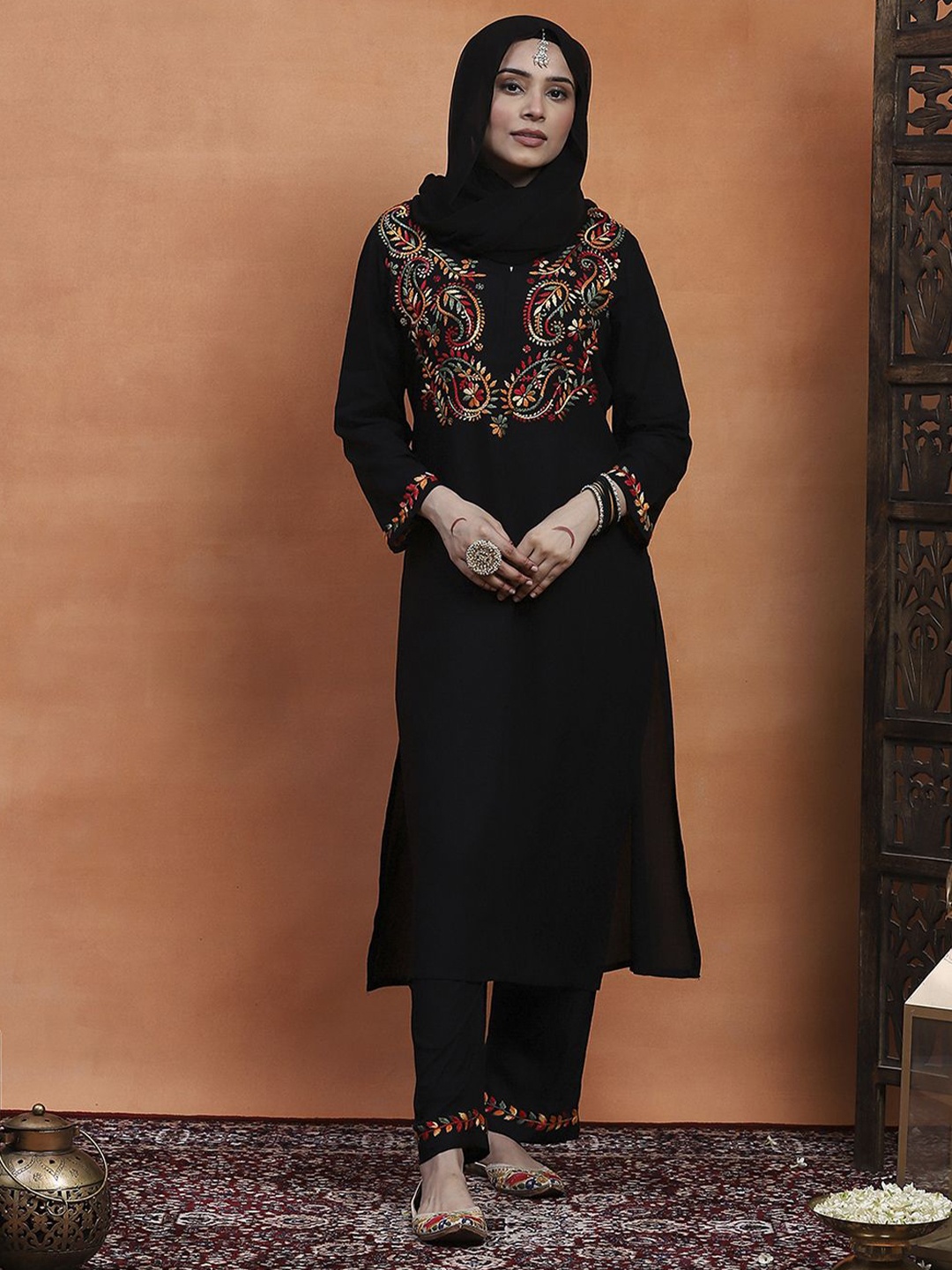 House of Chikankari Women Floral Yoke Design Regular Thread Work Kurta with Trousers, Black
House of Chikankari Women Floral Yoke Design Regular Thread Work Kurta with Trousers, Black