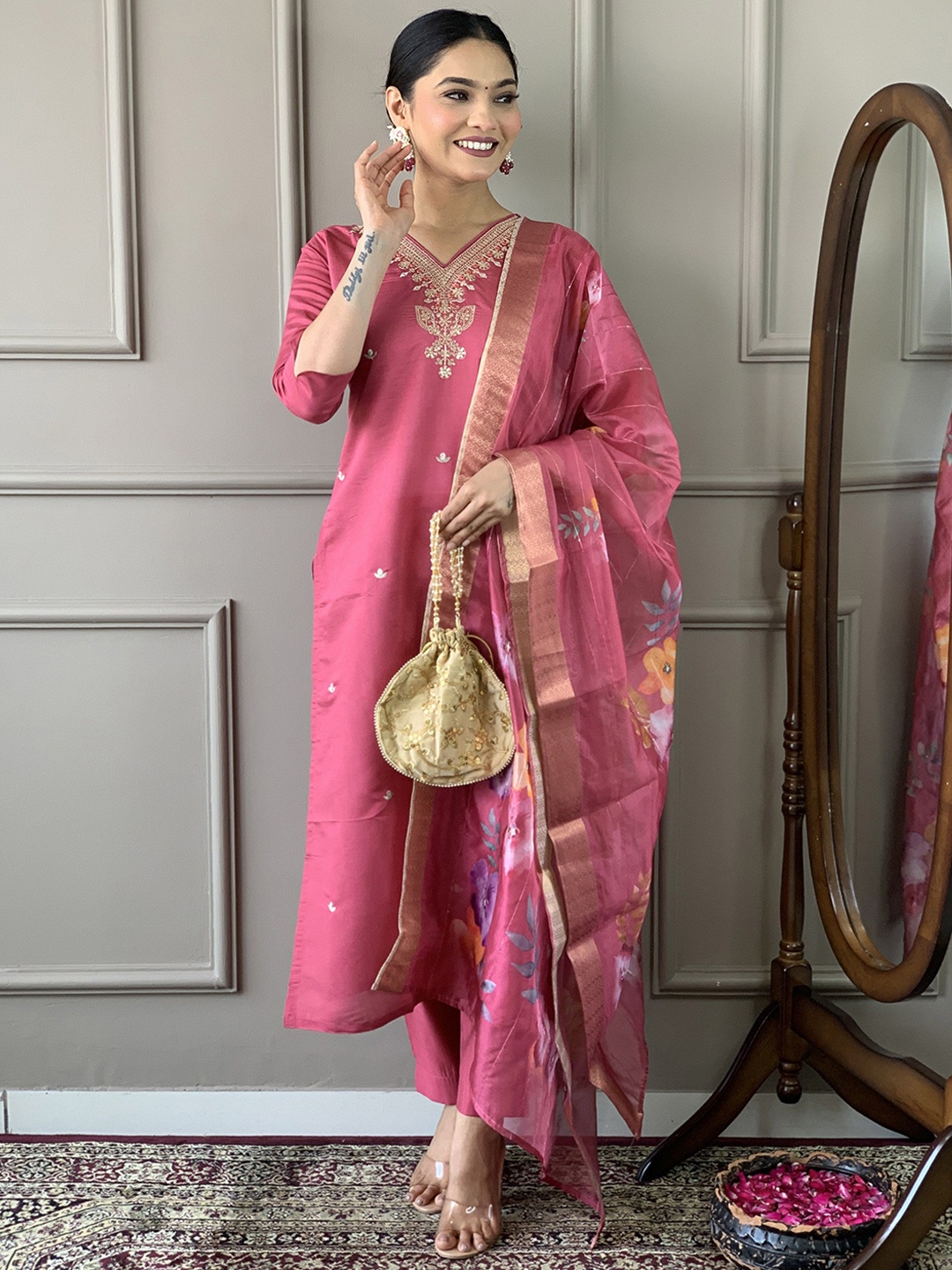 Mitera Women Floral Embroidered Regular Thread Work Chanderi Silk Kurta with Trousers & With Dupatta, Pink
Mitera Women Floral Embroidered Regular Thread Work Chanderi Silk Kurta with Trousers & With Dupatta, Pink