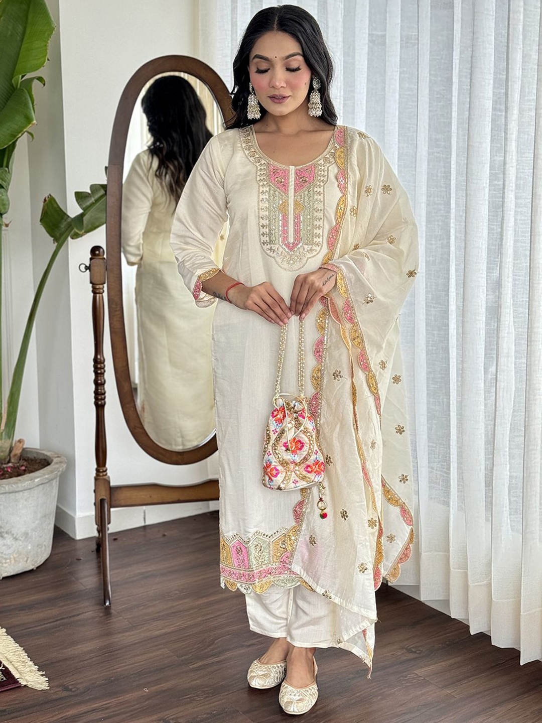 Bhavyam Women Ethnic Motifs Embroidered Regular Sequinned Chanderi Silk Kurta with Palazzos & With Dupatta, Cream
Bhavyam Women Ethnic Motifs Embroidered Regular Sequinned Chanderi Silk Kurta with Palazzos & With Dupatta, Cream