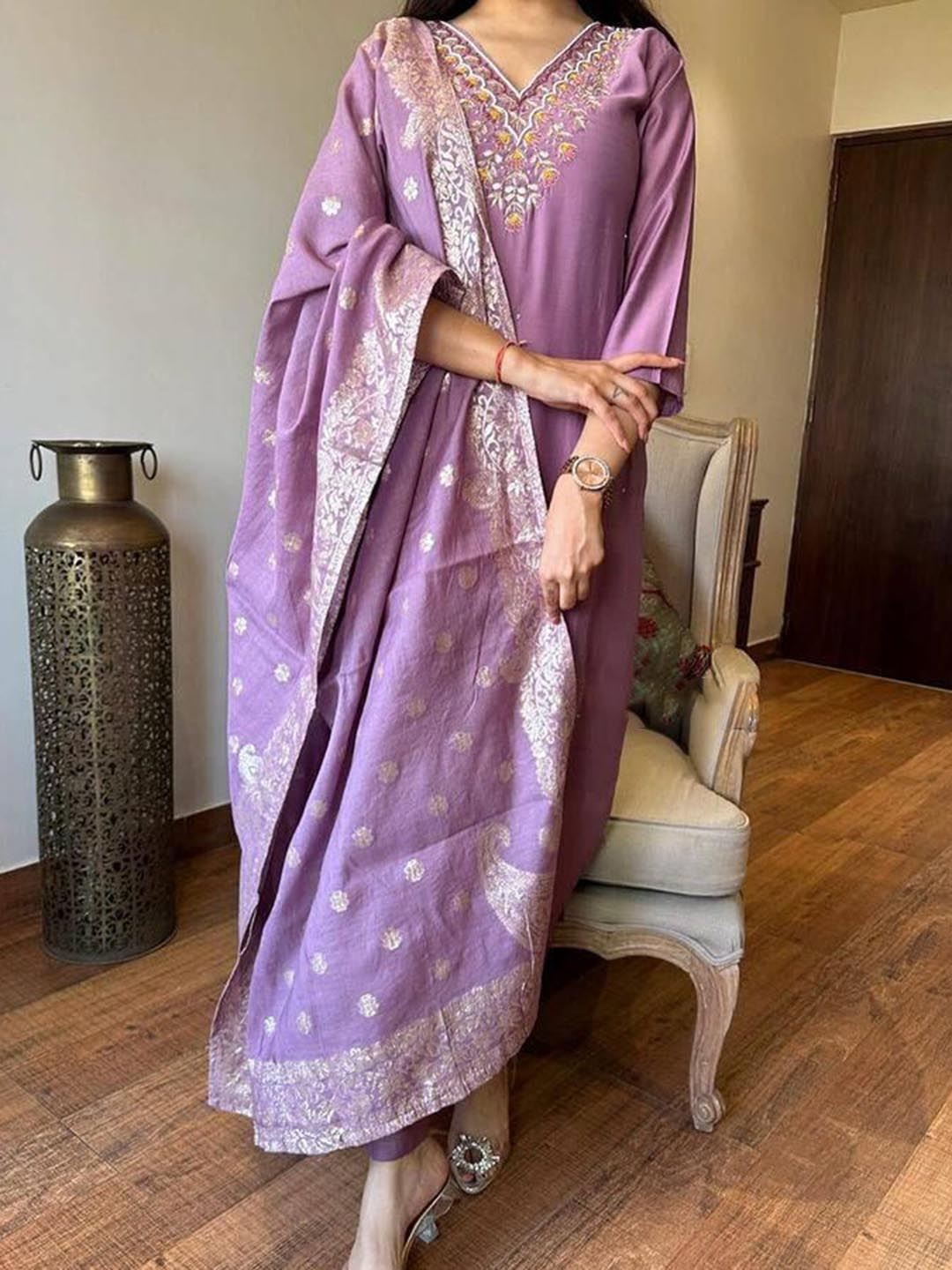 Mitera Women Ethnic Motifs Yoke Design Regular Thread Work Chanderi Silk Kurta with Trousers & With Dupatta, Rose gold
Mitera Women Ethnic Motifs Yoke Design Regular Thread Work Chanderi Silk Kurta with Trousers & With Dupatta, Rose gold