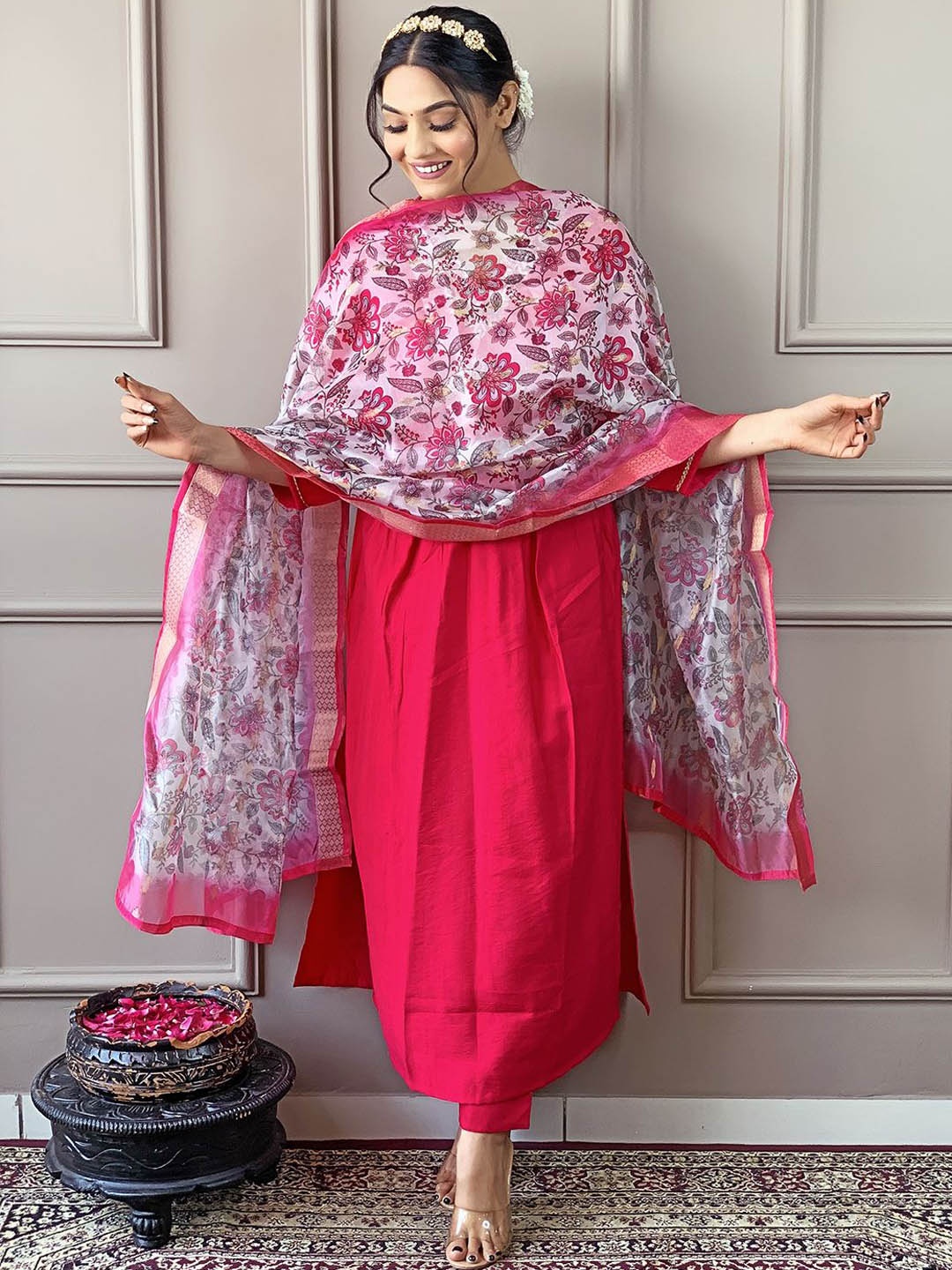 Amrutam Fab Women Floral Thread Work Chanderi Silk Kurta with Trousers & With Dupatta, Pink
Amrutam Fab Women Floral Thread Work Chanderi Silk Kurta with Trousers & With Dupatta, Pink