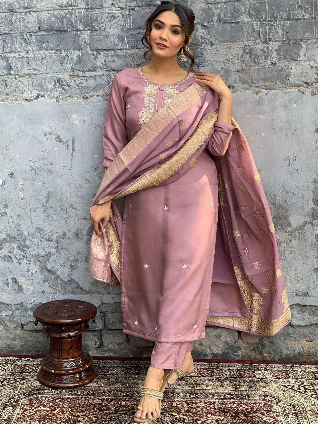 Amrutam Fab Women Floral Embroidered Regular Thread Work Chanderi Silk Kurta with Trousers & With Dupatta, Rose gold
Amrutam Fab Women Floral Embroidered Regular Thread Work Chanderi Silk Kurta with Trousers & With Dupatta, Rose gold