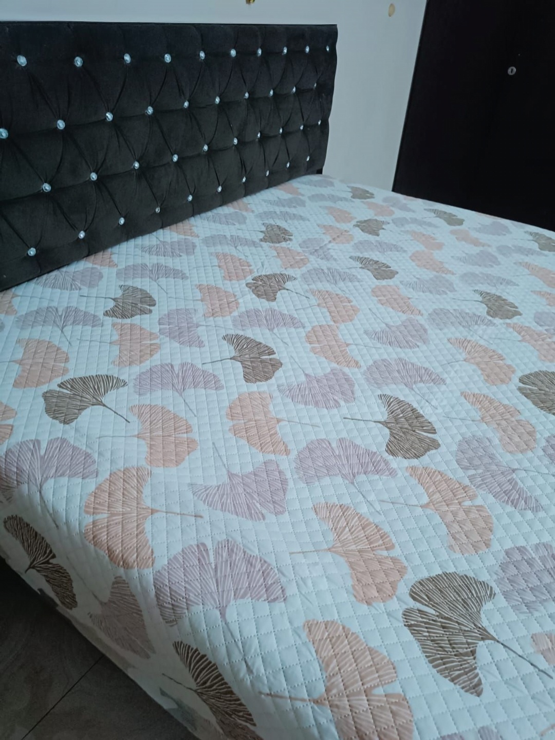Aura White & Brown Printed Cotton Ultra-Soft King Size Bedsheet With 2 Pillow Covers
Aura White & Brown Printed Cotton Ultra-Soft King Size Bedsheet With 2 Pillow Covers