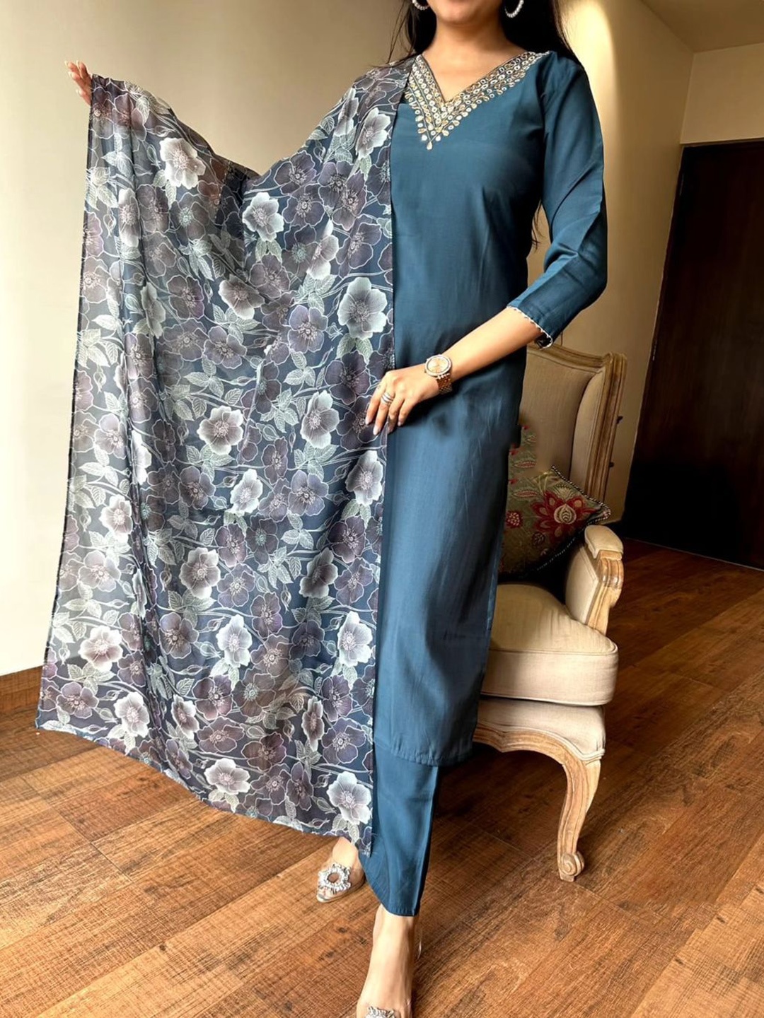 Mitera Women Embroidered Regular Thread Work Chanderi Silk Kurta with Trousers & With Dupatta, Grey
Mitera Women Embroidered Regular Thread Work Chanderi Silk Kurta with Trousers & With Dupatta, Grey