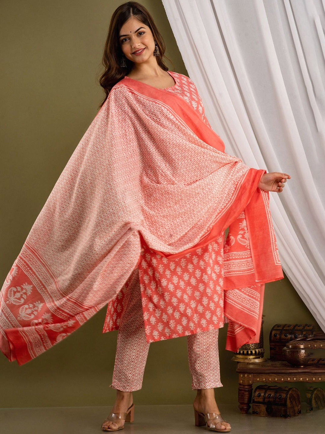 Prathmikta Women Floral Printed Regular Pure Cotton Kurta with Trousers & With Dupatta, Pink
Prathmikta Women Floral Printed Regular Pure Cotton Kurta with Trousers & With Dupatta, Pink