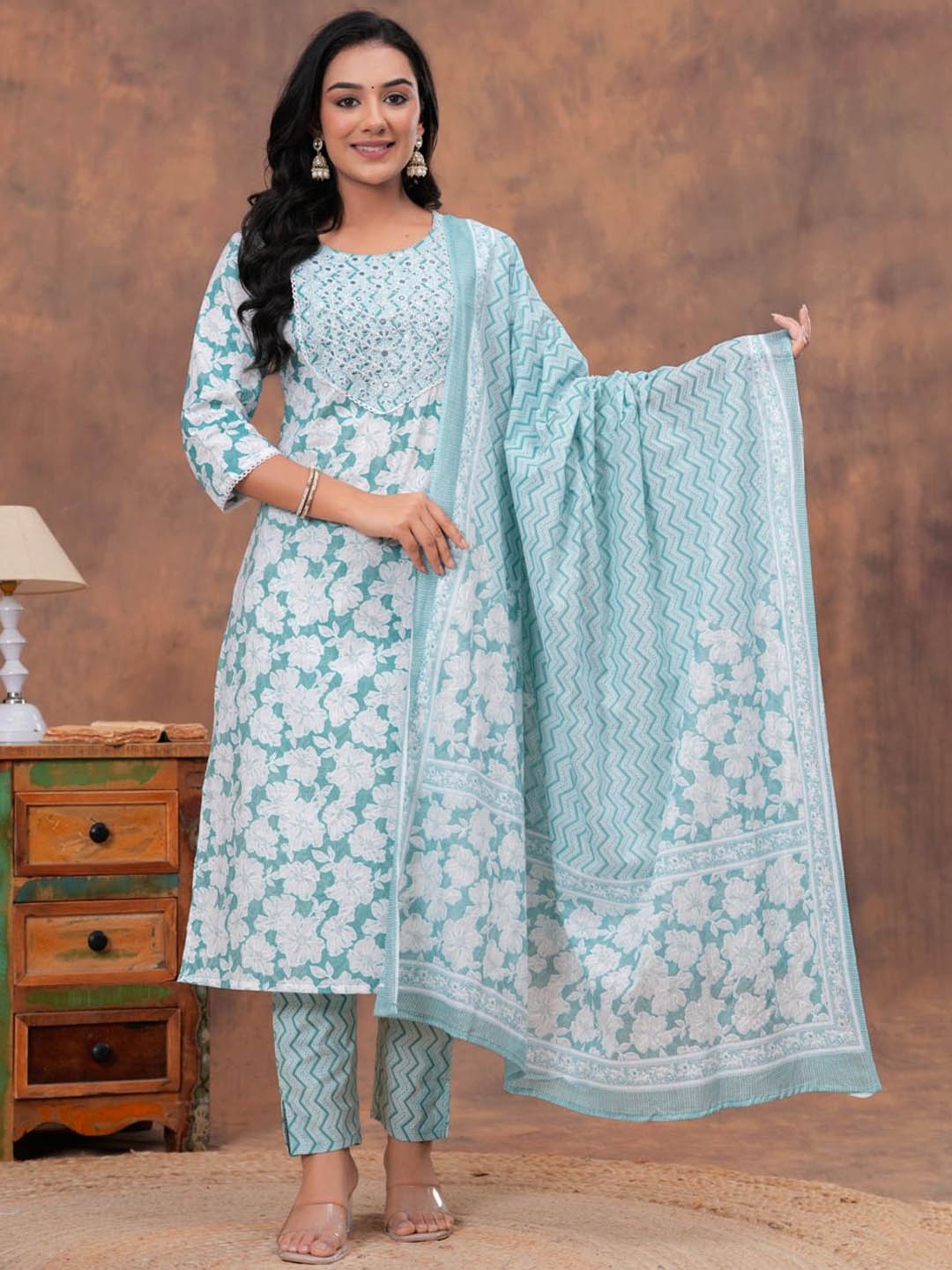 UNISETS Women Floral Printed Regular Kurta with Pyjamas & With Dupatta, Turquoise blue
UNISETS Women Floral Printed Regular Kurta with Pyjamas & With Dupatta, Turquoise blue