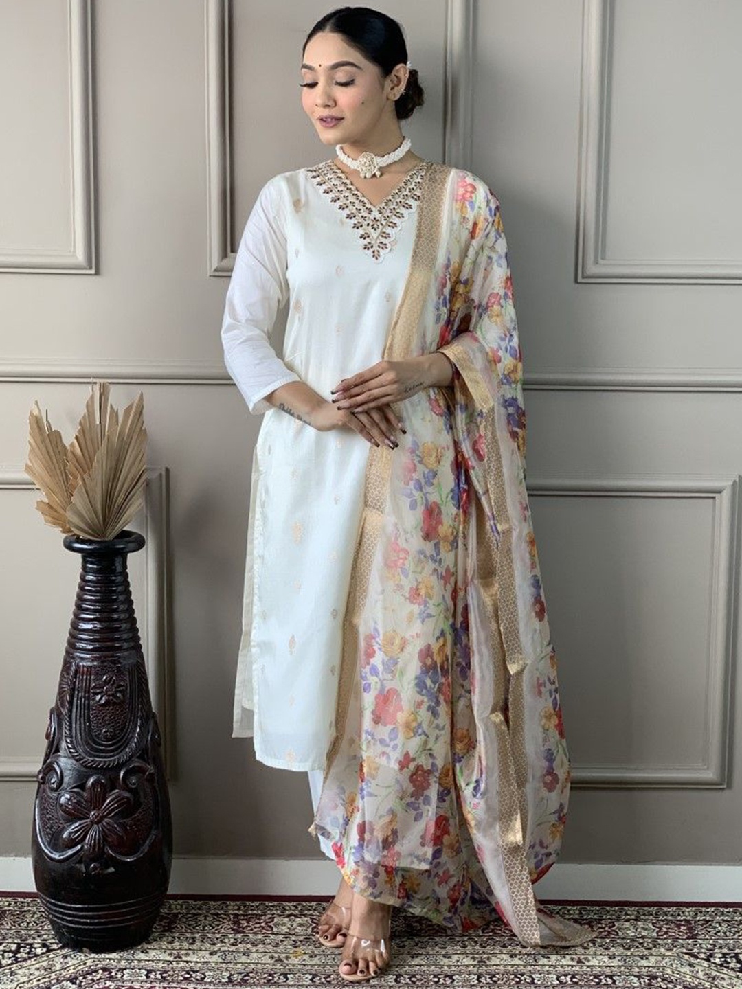 Mitera Women Floral Embroidered Regular Thread Work Kurta with Trousers & With Dupatta, White
Mitera Women Floral Embroidered Regular Thread Work Kurta with Trousers & With Dupatta, White