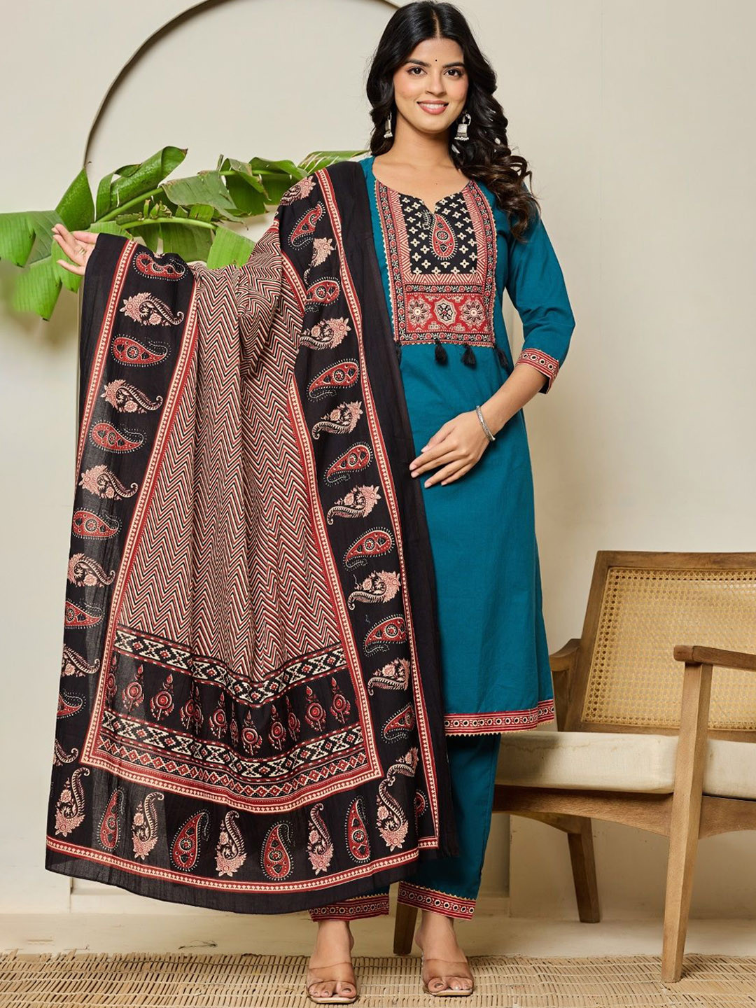 SHRIZA Floral Yoke Design Pure Cotton Straight Kurta With Trousers & Dupatta, Green
SHRIZA Floral Yoke Design Pure Cotton Straight Kurta With Trousers & Dupatta, Green
