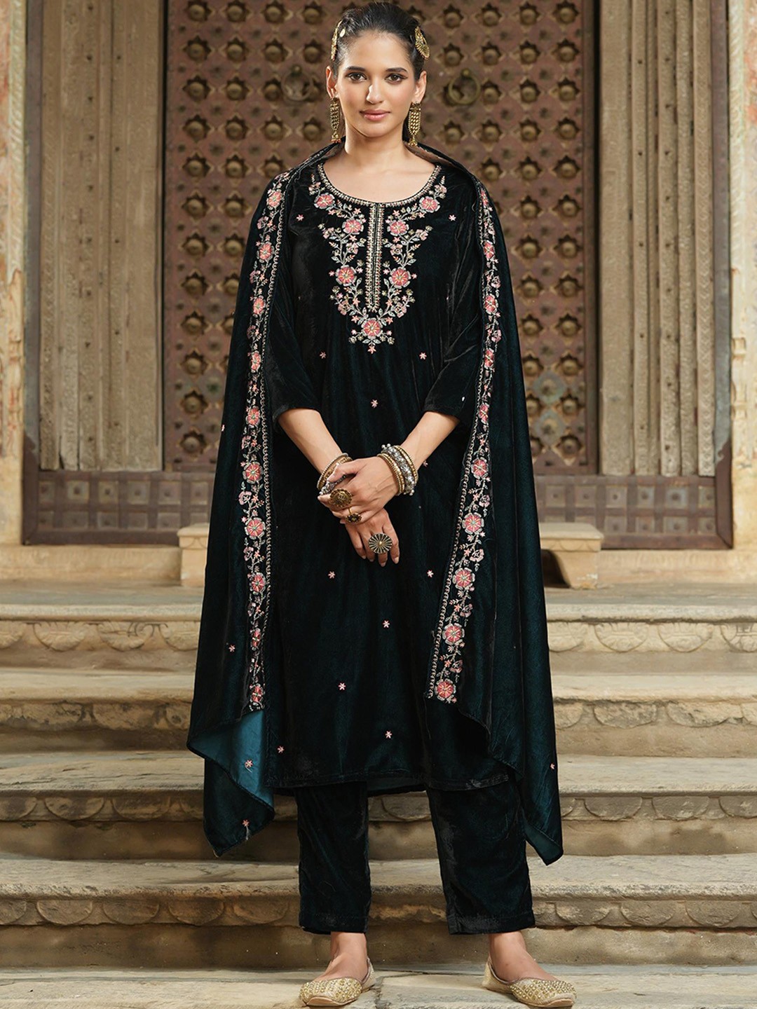 SCAKHI Women Green Floral Embroidered High Slit Thread Work Velvet Kurta with Trousers & With Dupatta
SCAKHI Women Green Floral Embroidered High Slit Thread Work Velvet Kurta with Trousers & With Dupatta