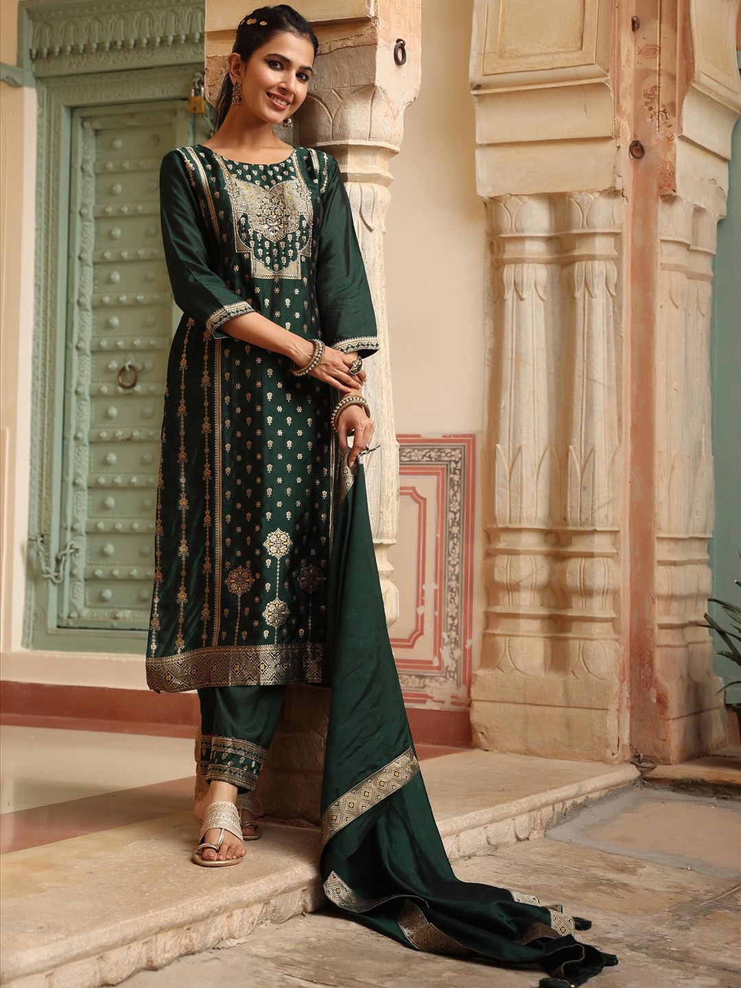 SCAKHI Women Green Ethnic Motifs Embroidered High Slit Pure Silk Kurta with Trousers & With Dupatta
SCAKHI Women Green Ethnic Motifs Embroidered High Slit Pure Silk Kurta with Trousers & With Dupatta