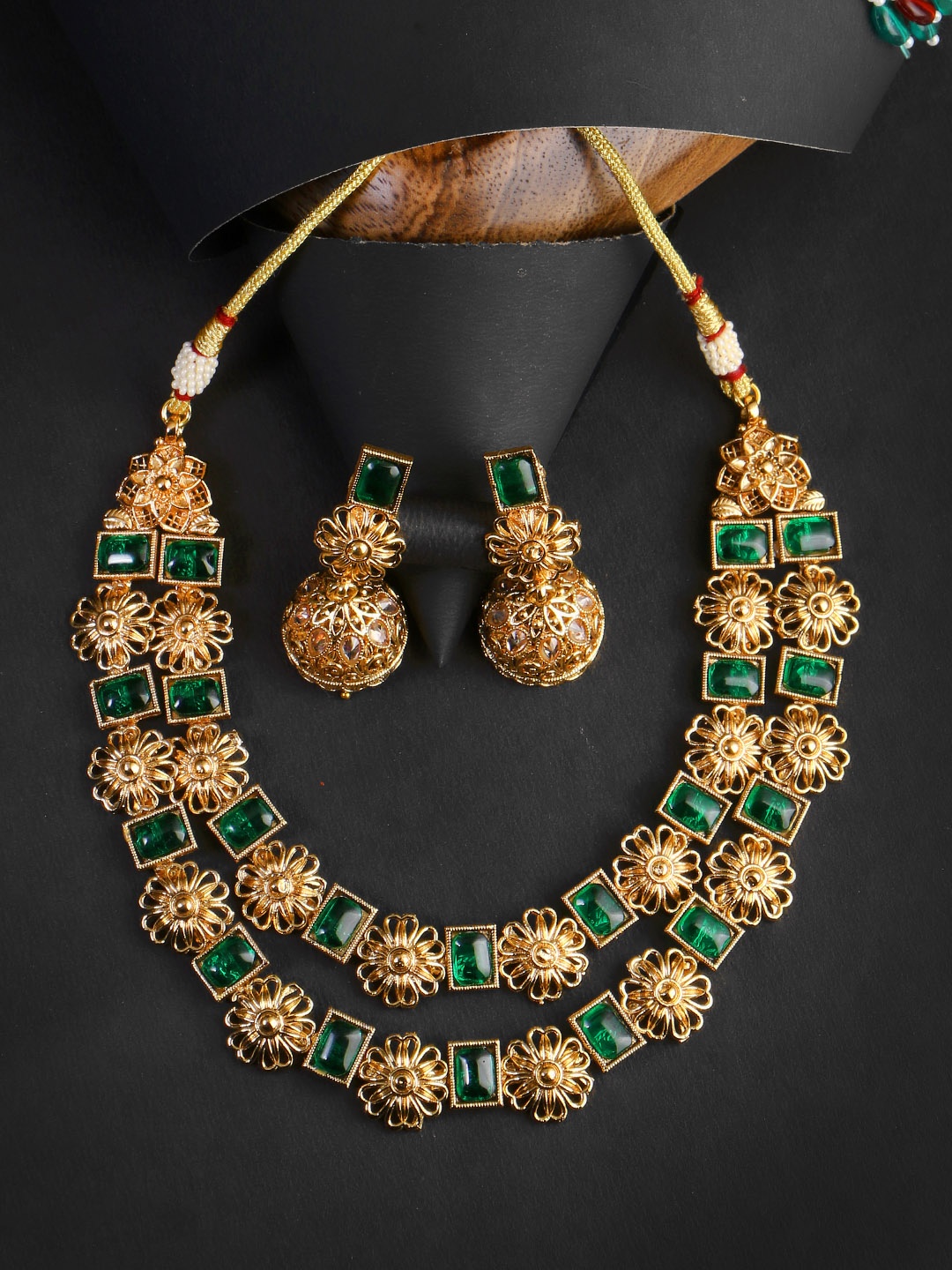 Adwitiya Collection Gold-Plated Green Stone-Studded Necklace with Earring Jewellery set
Adwitiya Collection Gold-Plated Green Stone-Studded Necklace with Earring Jewellery set
