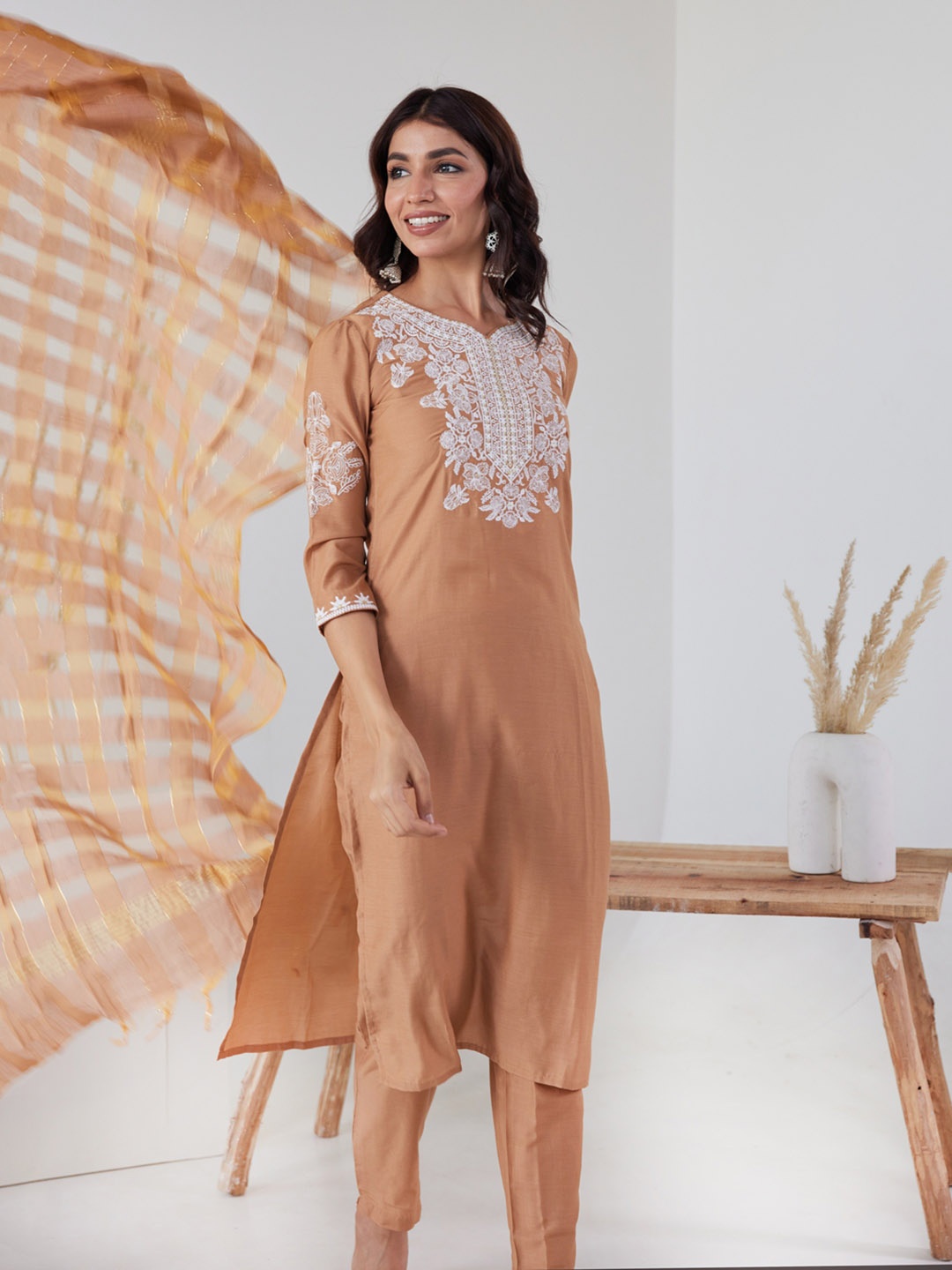 HERE&NOW Women Cream & White Embroidered Straight Kurta with Trousers & With Dupatta
HERE&NOW Women Cream & White Embroidered Straight Kurta with Trousers & With Dupatta