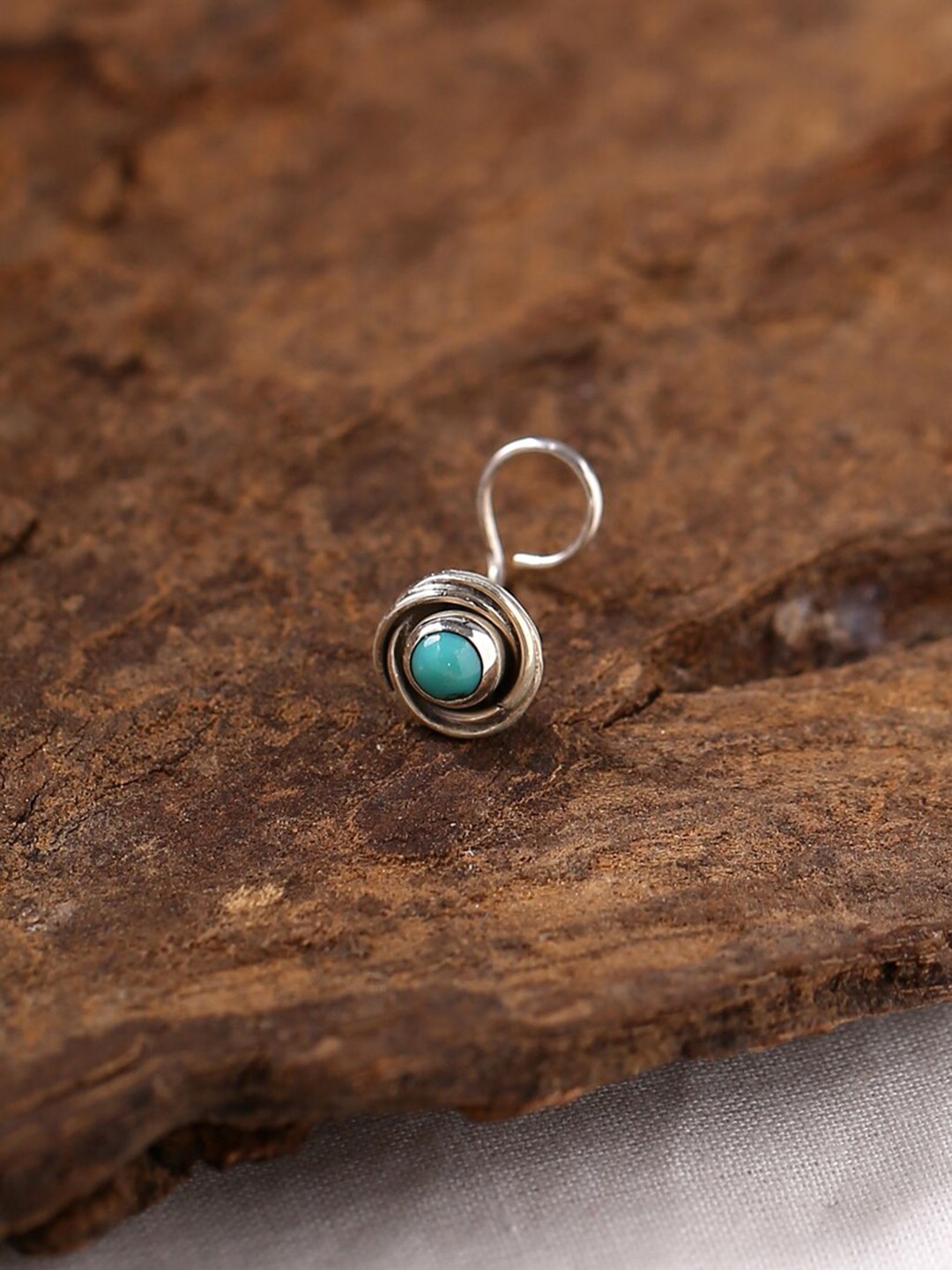 ADORN by Nikita Ladiwala 92.5Sterling Silver Oxidized Silver-Toned Blue Kundan-Studded Nosepin
ADORN by Nikita Ladiwala 92.5Sterling Silver Oxidized Silver-Toned Blue Kundan-Studded Nosepin