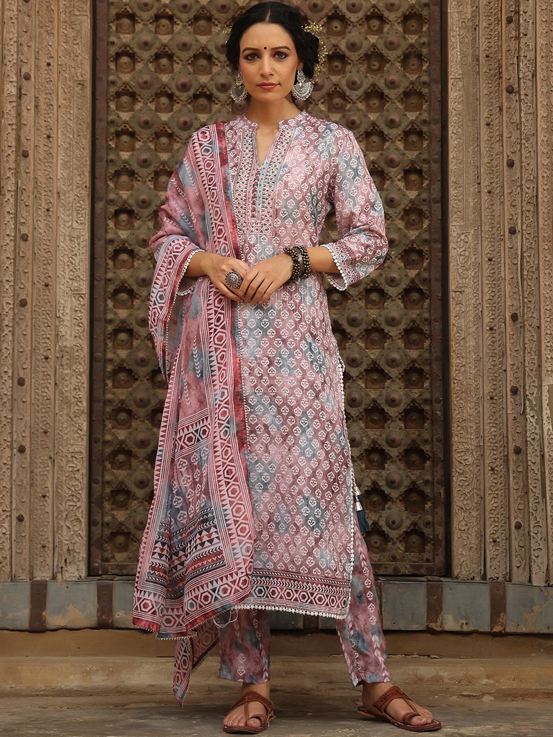 SCAKHI Women Lavender Ethnic Motifs Printed Thread Work Kurta with Trouser & Dupatta
SCAKHI Women Lavender Ethnic Motifs Printed Thread Work Kurta with Trouser & Dupatta