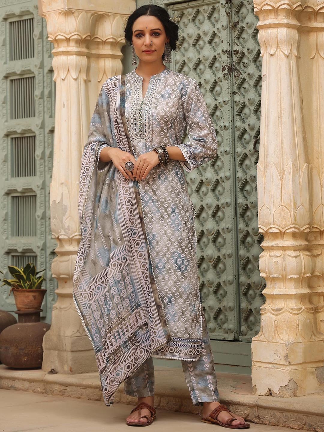 SCAKHI Women Green & White Ethnic Motifs Printed Kurta with Trousers & With Dupatta
SCAKHI Women Green & White Ethnic Motifs Printed Kurta with Trousers & With Dupatta