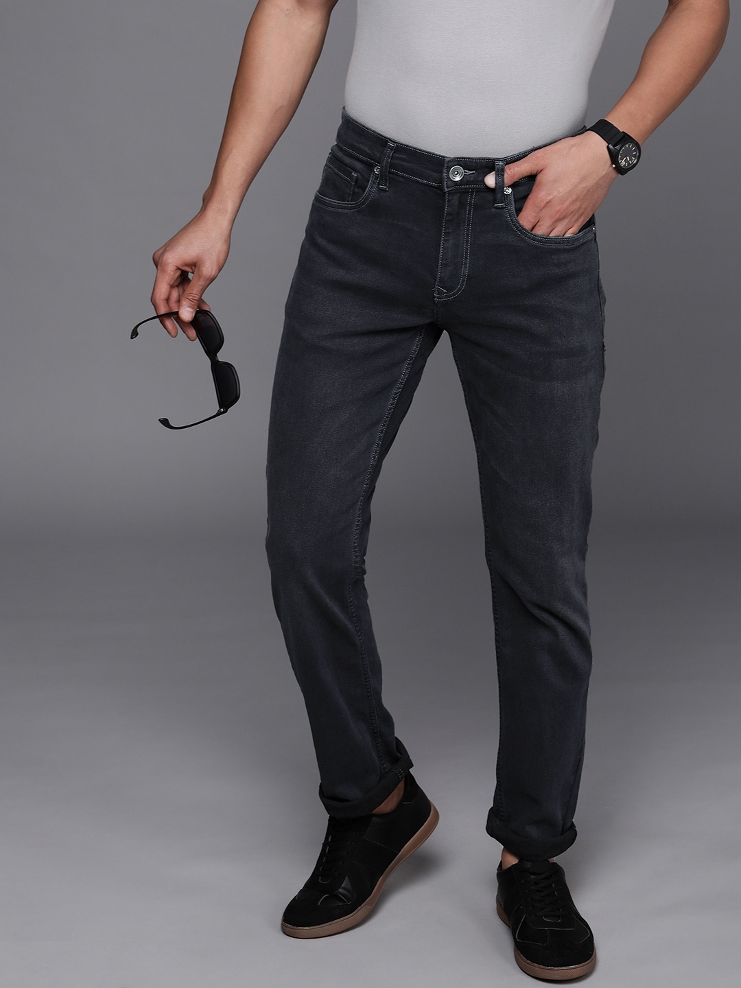 Louis Philippe Jeans Men Charcoal Grey Slim Fit Low-Rise Light Fade Stretchable Jeans
Louis Philippe Jeans Men Charcoal Grey Slim Fit Low-Rise Light Fade Stretchable Jeans