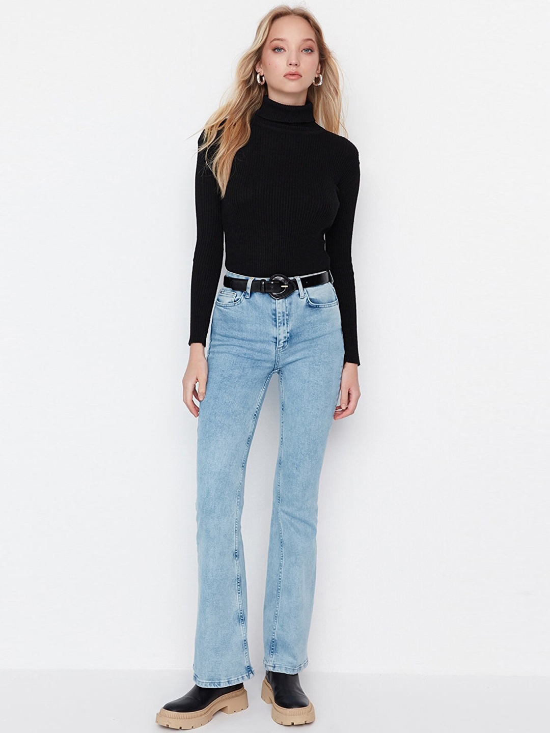Trendyol Women Blue Mildly Distressed Light Fade Jeans