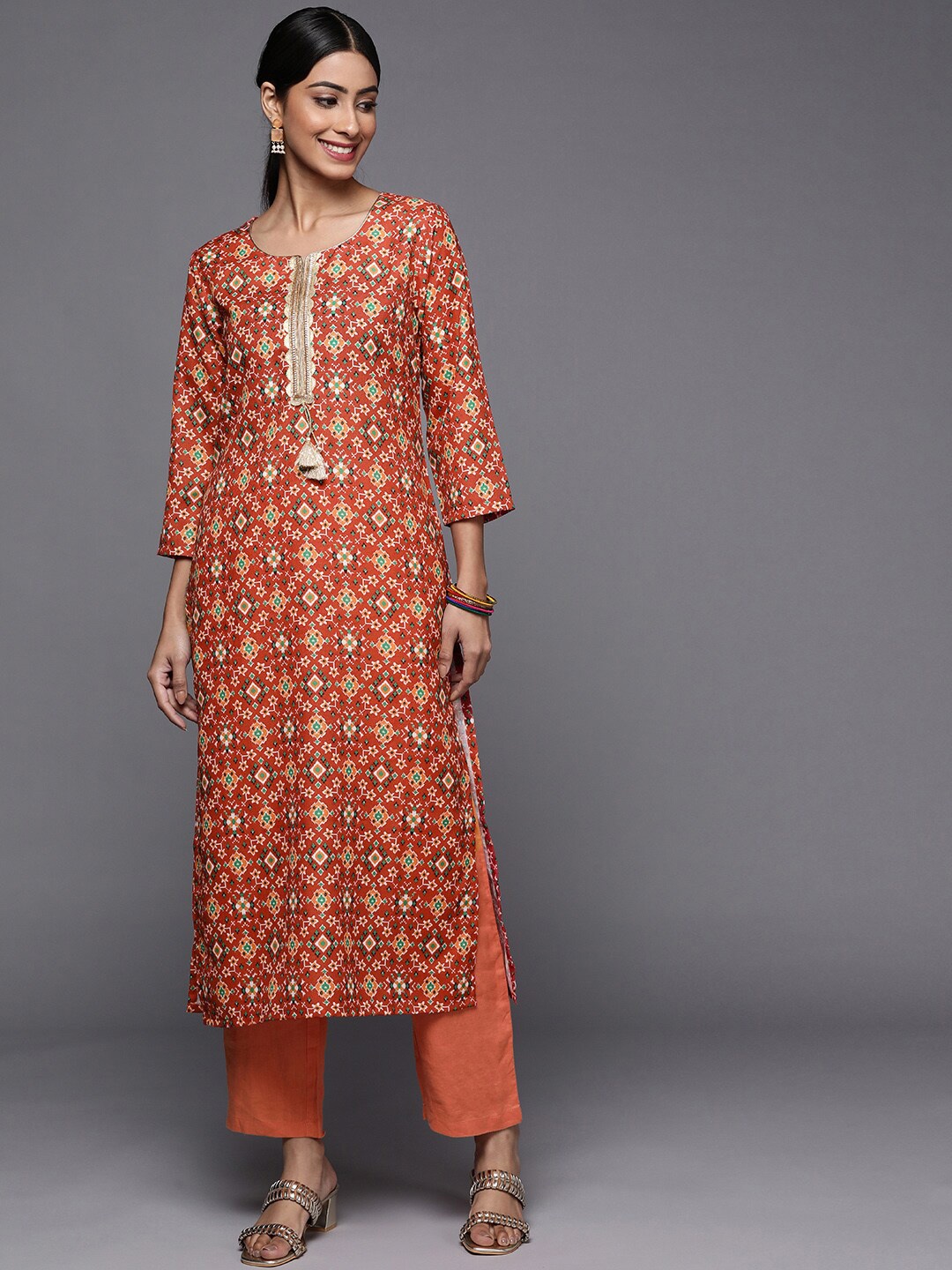 Varanga Women Red & Green Cotton Geometric Printed Mirror Work Indie Prints Winter Kurta
Varanga Women Red & Green Cotton Geometric Printed Mirror Work Indie Prints Winter Kurta