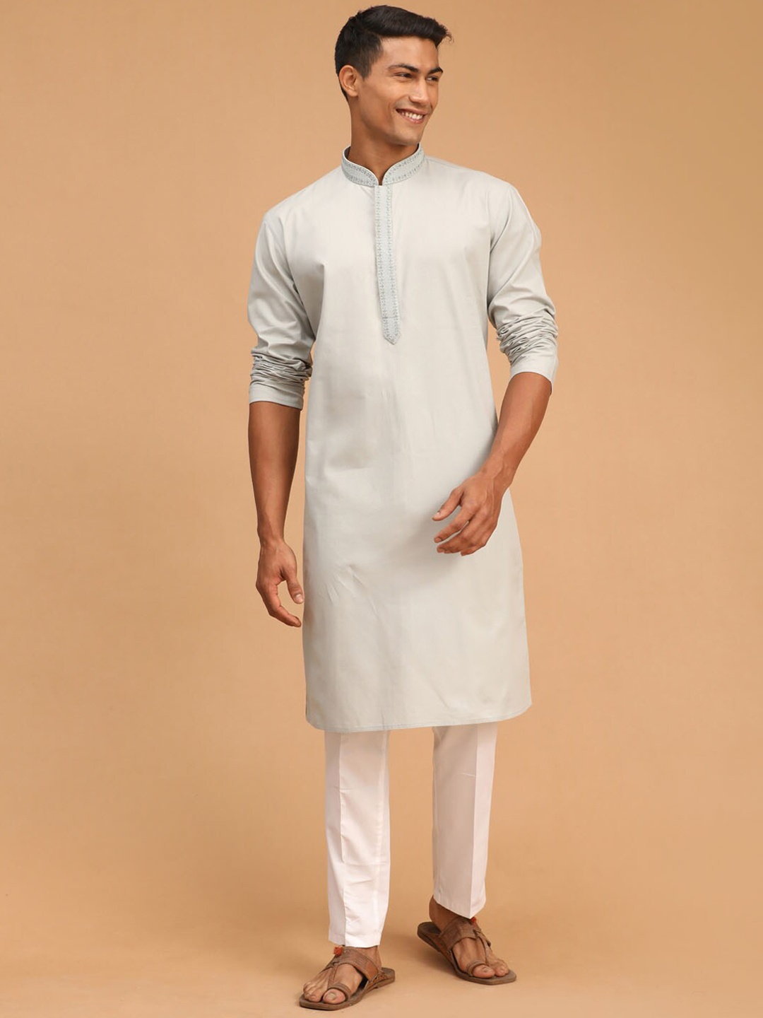 VASTRAMAY Men Off White Embroidered Thread Work Kurta with Trousers