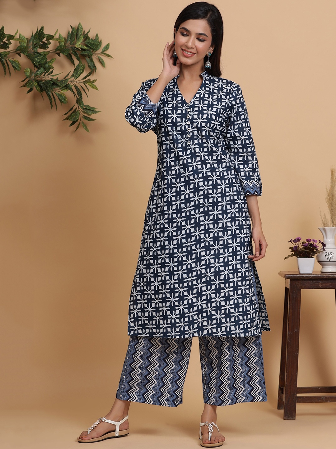 mirari Women Navy Blue & White Printed Floral Kurta