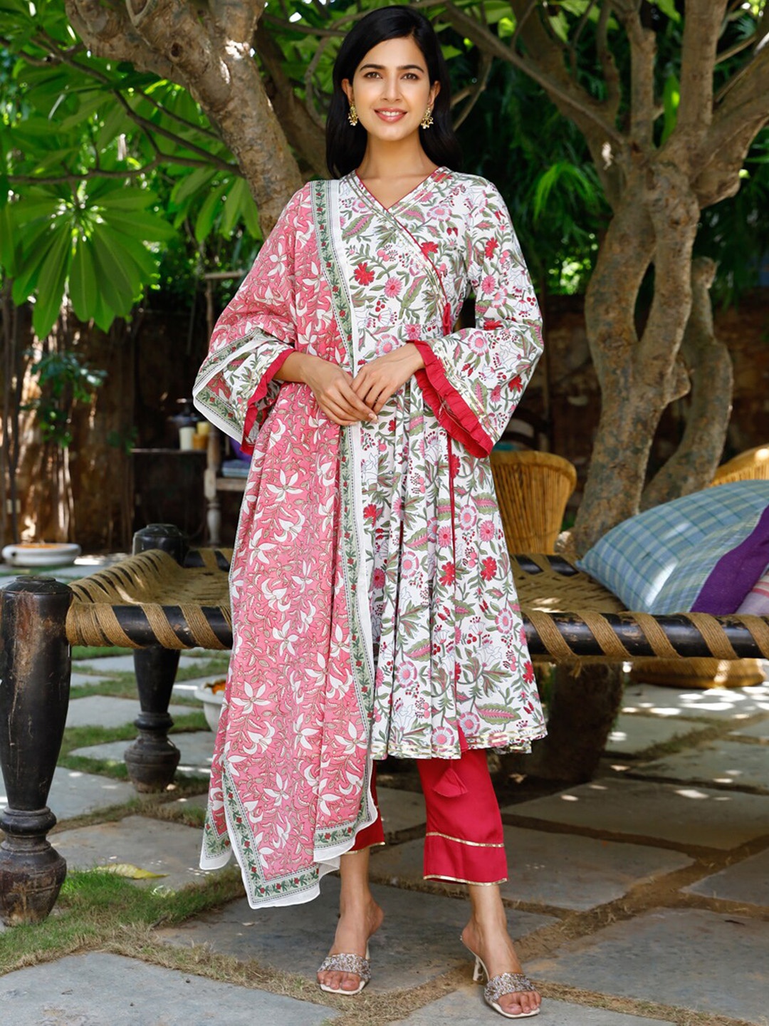 Ambraee Women White Floral Printed Angrakha Kurta with Trousers & With Dupatta
Ambraee Women White Floral Printed Angrakha Kurta with Trousers & With Dupatta