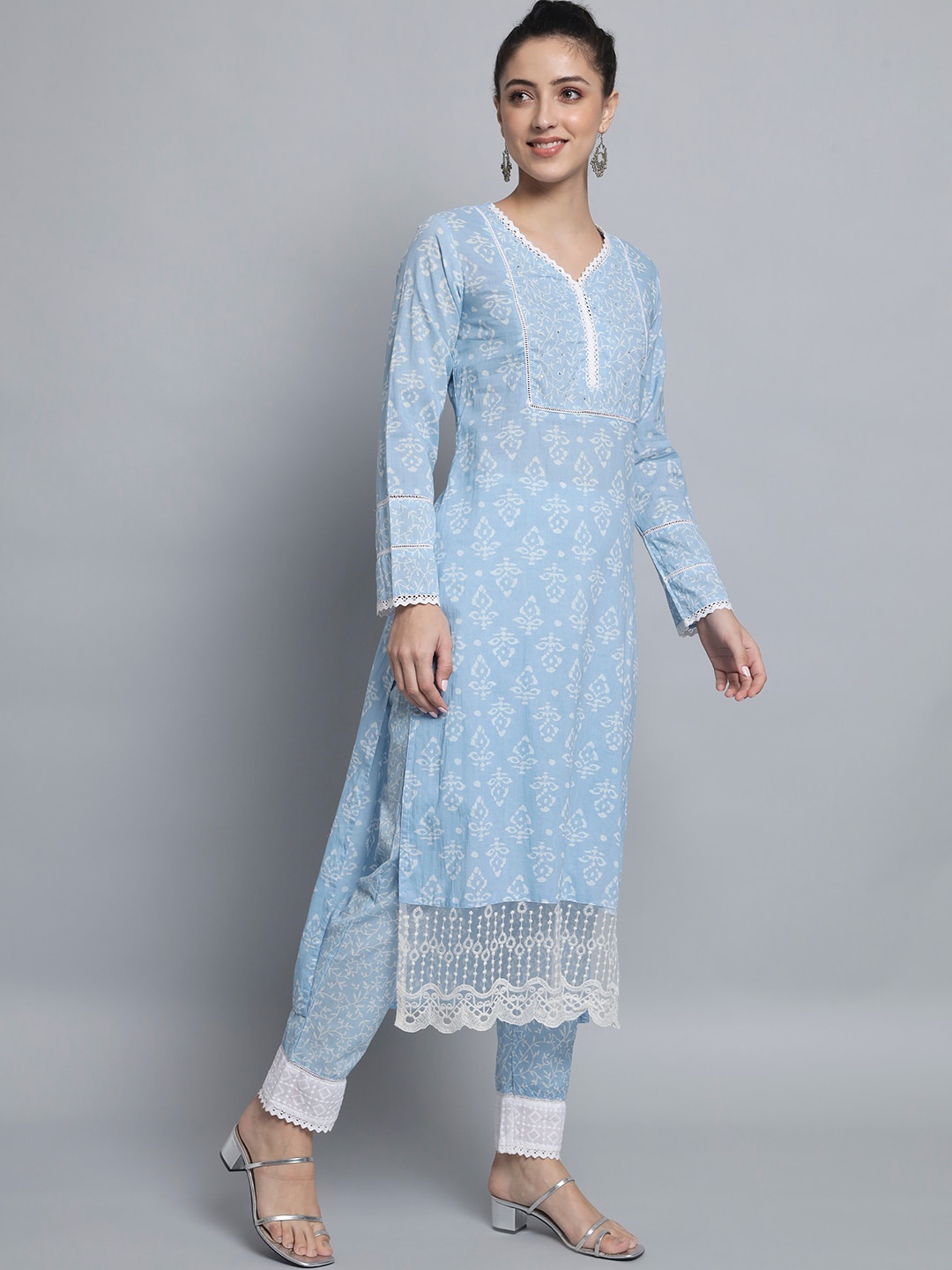 Silai Bunai Women Blue Ethnic Motifs Printed Pure Cotton Kurta with Trousers & With Dupatta
Silai Bunai Women Blue Ethnic Motifs Printed Pure Cotton Kurta with Trousers & With Dupatta