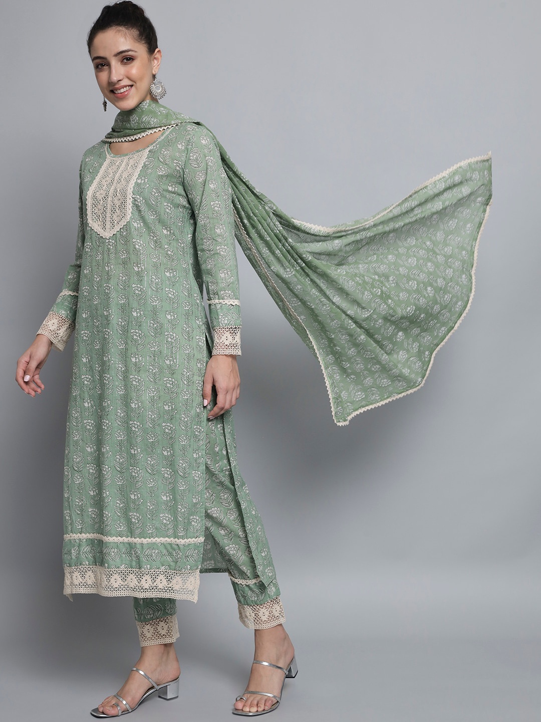 Silai Bunai Women Green Floral Embroidered Pure Cotton Kurta with Trousers & Dupatta Set
Silai Bunai Women Green Floral Embroidered Pure Cotton Kurta with Trousers & Dupatta Set