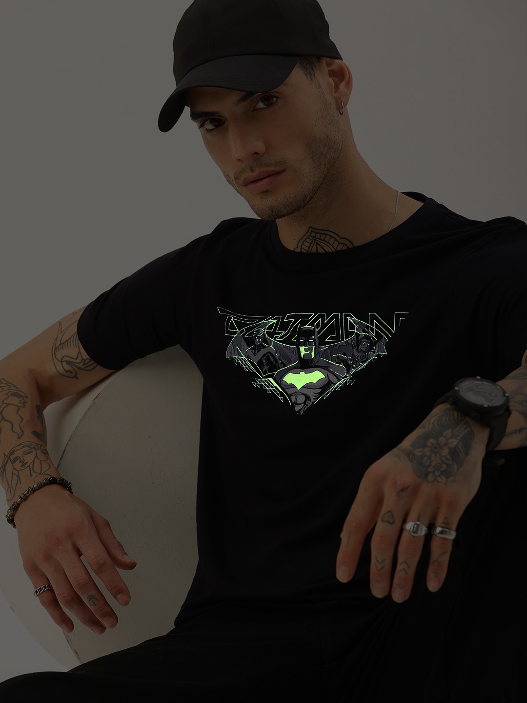 Kook N Keech Batman Men Black & Grey Printed Pure Cotton T-shirt with Reflective Detail
Kook N Keech Batman Men Black & Grey Printed Pure Cotton T-shirt with Reflective Detail